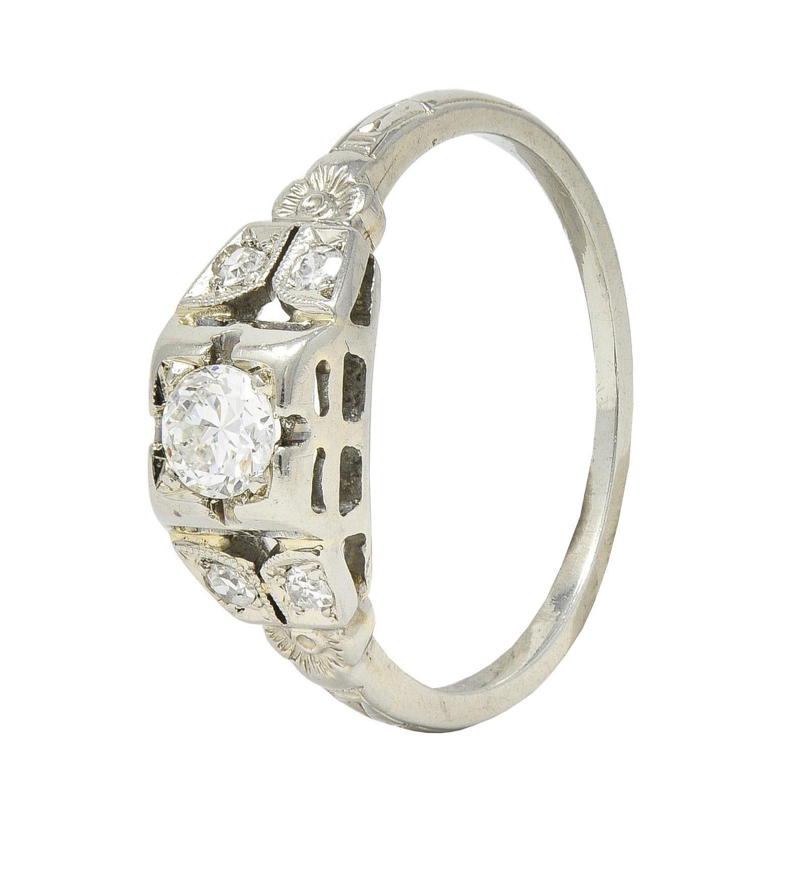 Bague de fiançailles Art déco vintage à fleurs en or blanc 18 carats avec diamants 0,32 carat poids total en vente 4