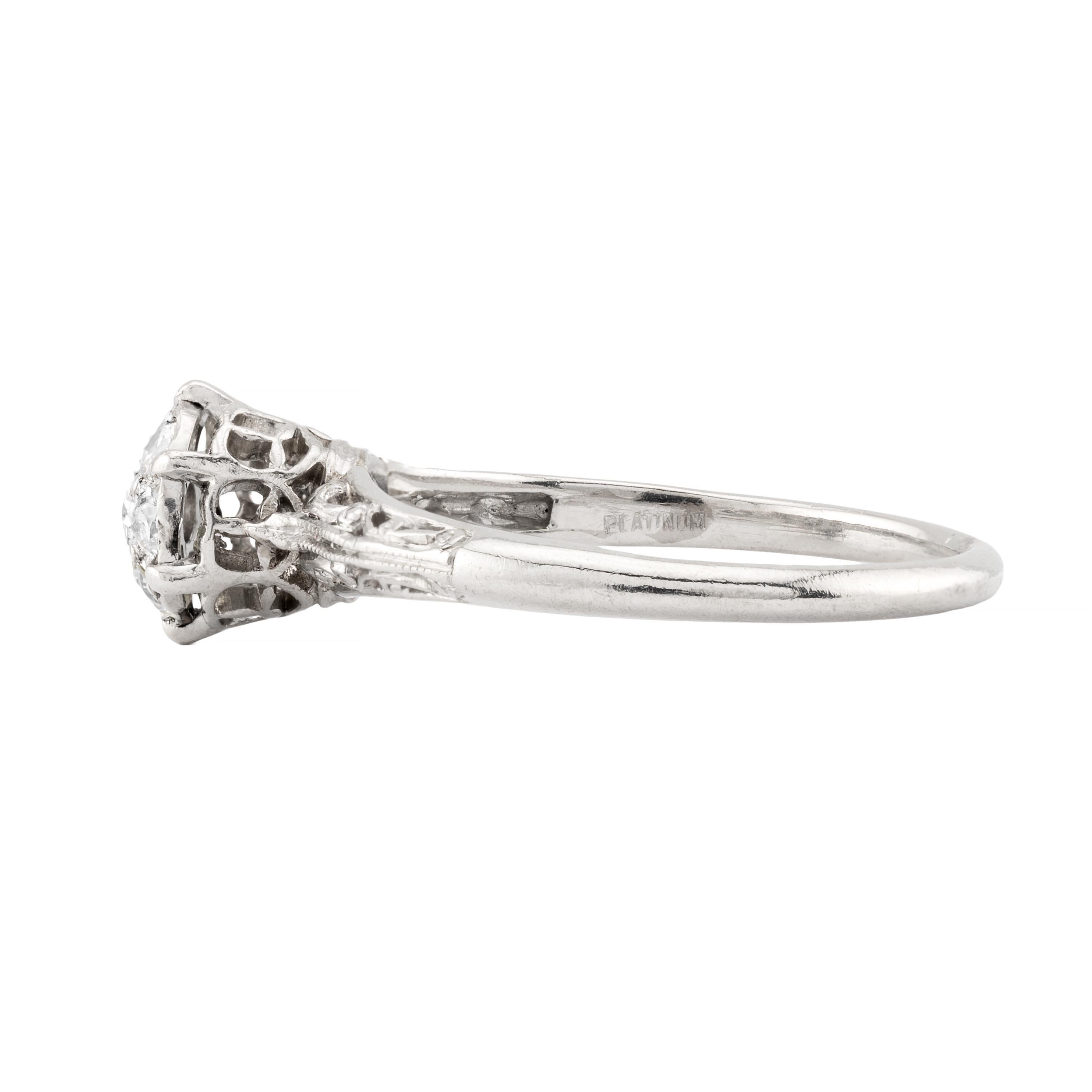 Aston Estate Jewelry presenta:

Un bellissimo anello a grappolo di diamanti originale del periodo Art Deco in platino.  Con sette diamanti antichi di taglio europeo incastonati in una montatura a illusione che dà l'impressione di un singolo diamante