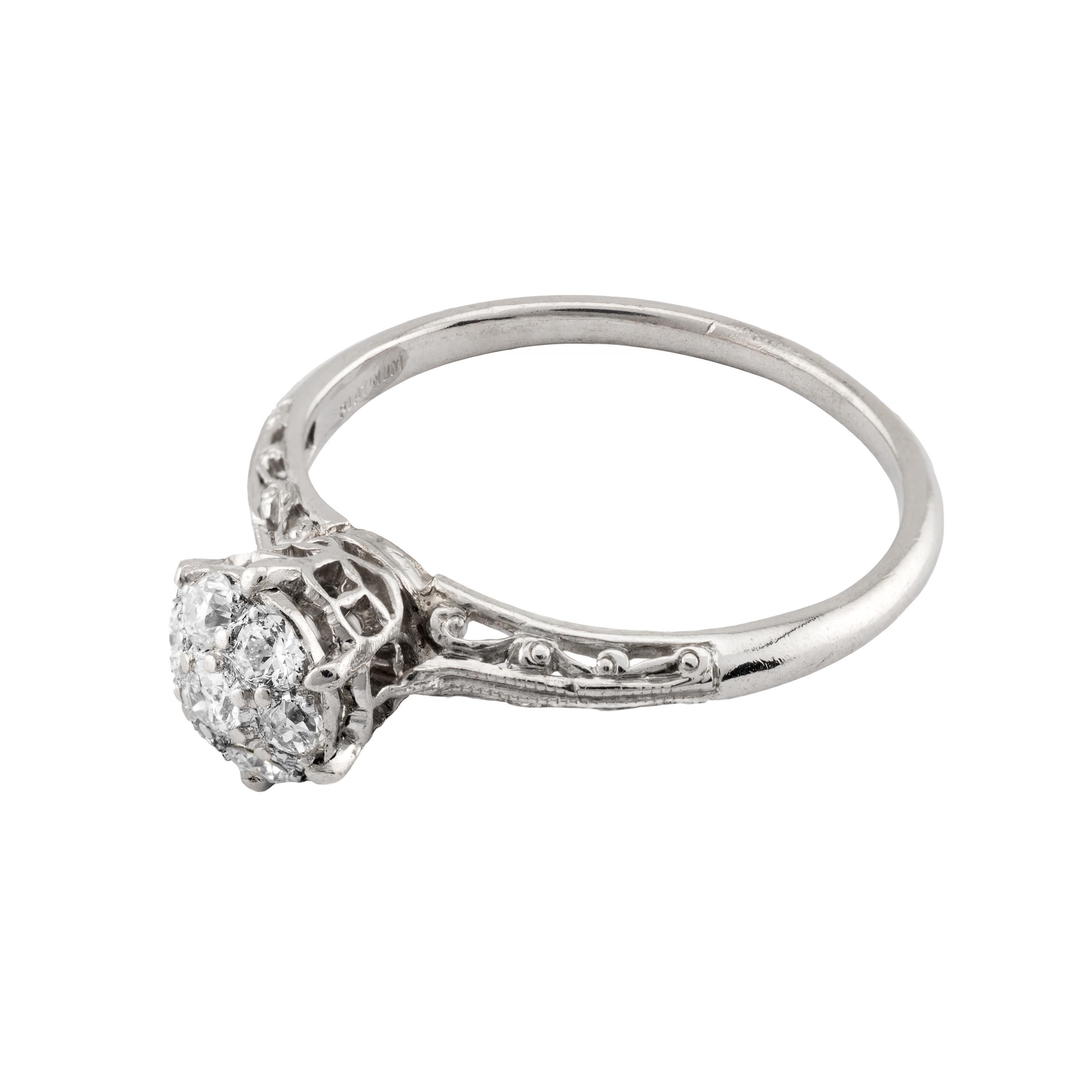 Taglio antico europeo Anello di fidanzamento in stile Art Deco con diamante a grappolo in platino da 0,32 carati in filigrana in vendita