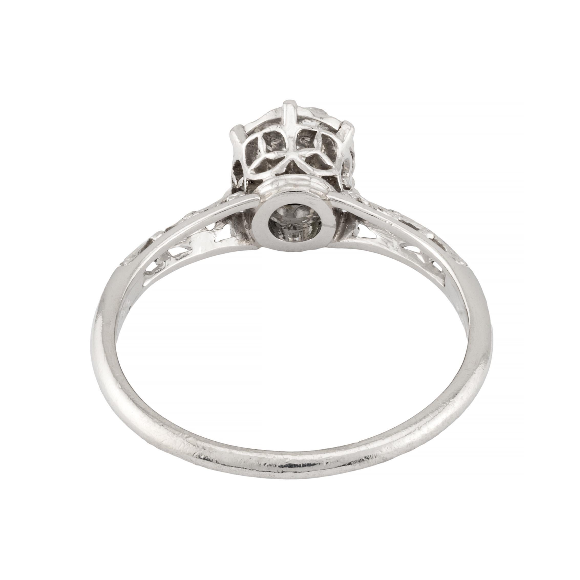 Donna Anello di fidanzamento in stile Art Deco con diamante a grappolo in platino da 0,32 carati in filigrana in vendita