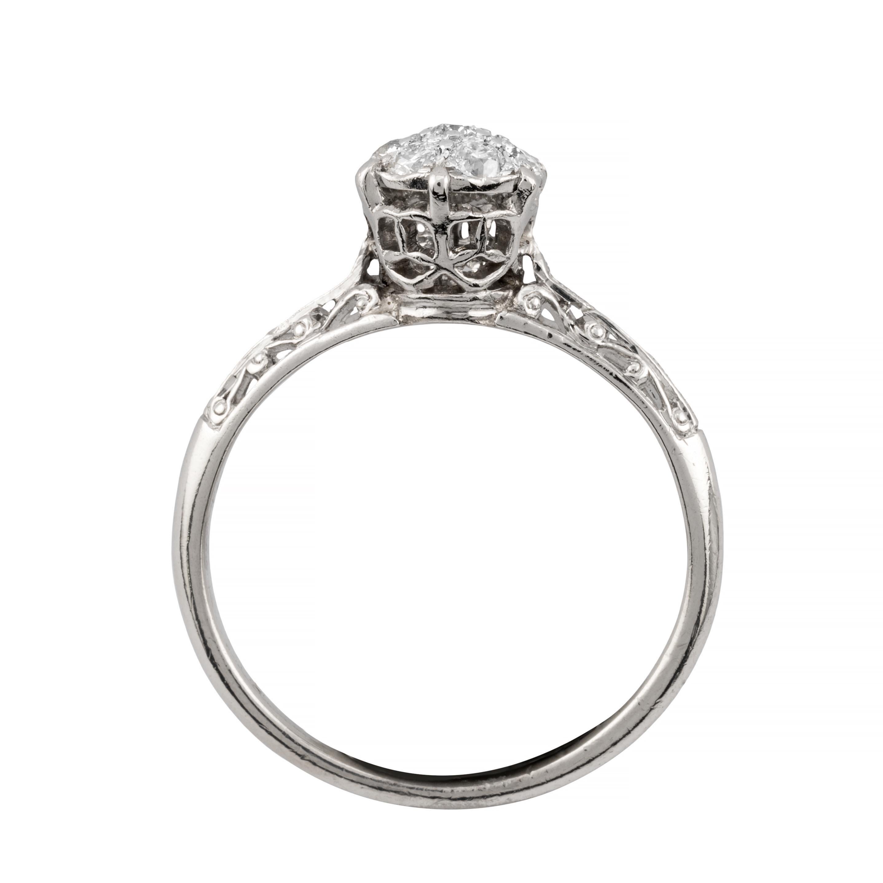 Anello di fidanzamento in stile Art Deco con diamante a grappolo in platino da 0,32 carati in filigrana in vendita 1