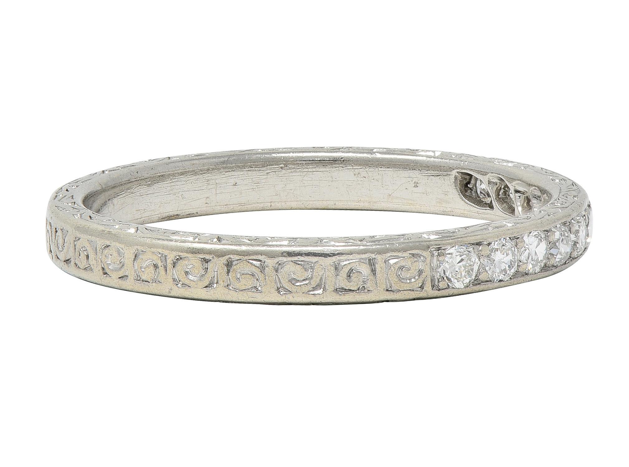 Art Deco 0.33 CTW Diamant Platin Vintage Scrolling Hochzeit Band Ring (Rundschliff) im Angebot