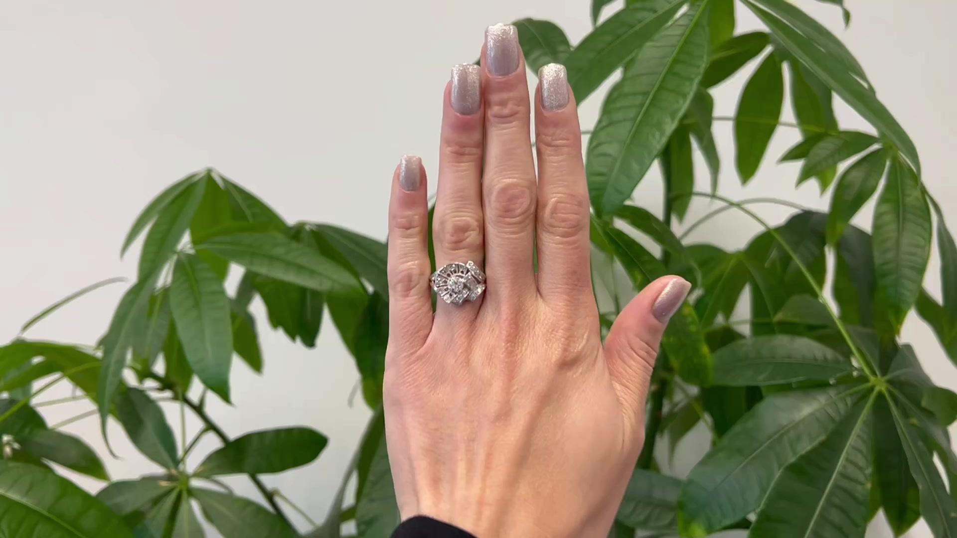 Ein Art Deco 0,35 Karat Diamant Platin Ring. Mit einem runden Diamanten im Brillantschliff mit einem Gewicht von ca. 0,35 Karat, eingestuft in Farbe G und Reinheit VS2. Akzentuiert durch 17 Diamanten im Einzelschliff und drei Diamanten im
