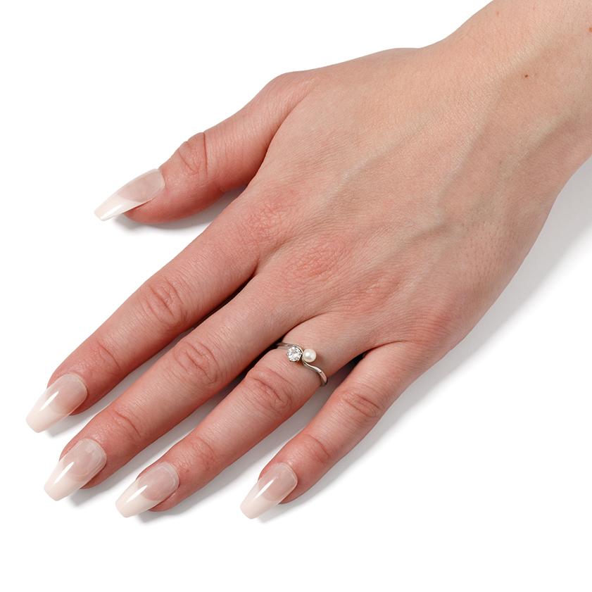 Bague torsadée Art déco à deux pierres avec diamants 0,35 carat et perle, années 1930 Unisexe en vente