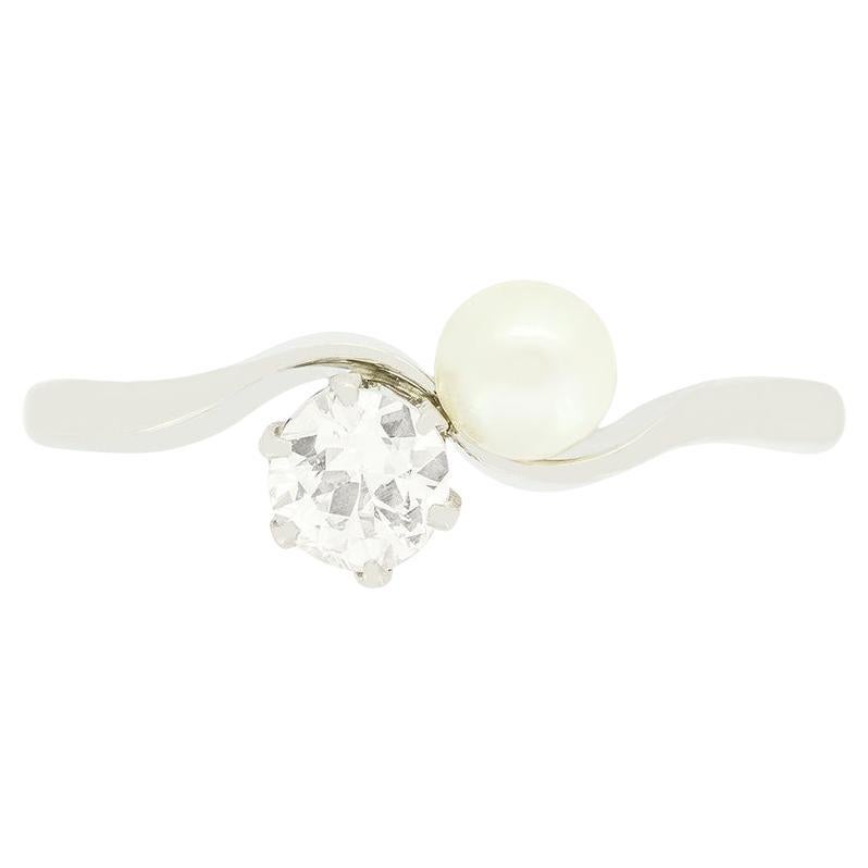 Art Deco 0,35 Karat Diamant und Perle Zwei-Stein-Twist-Ring, ca. 1930er Jahre