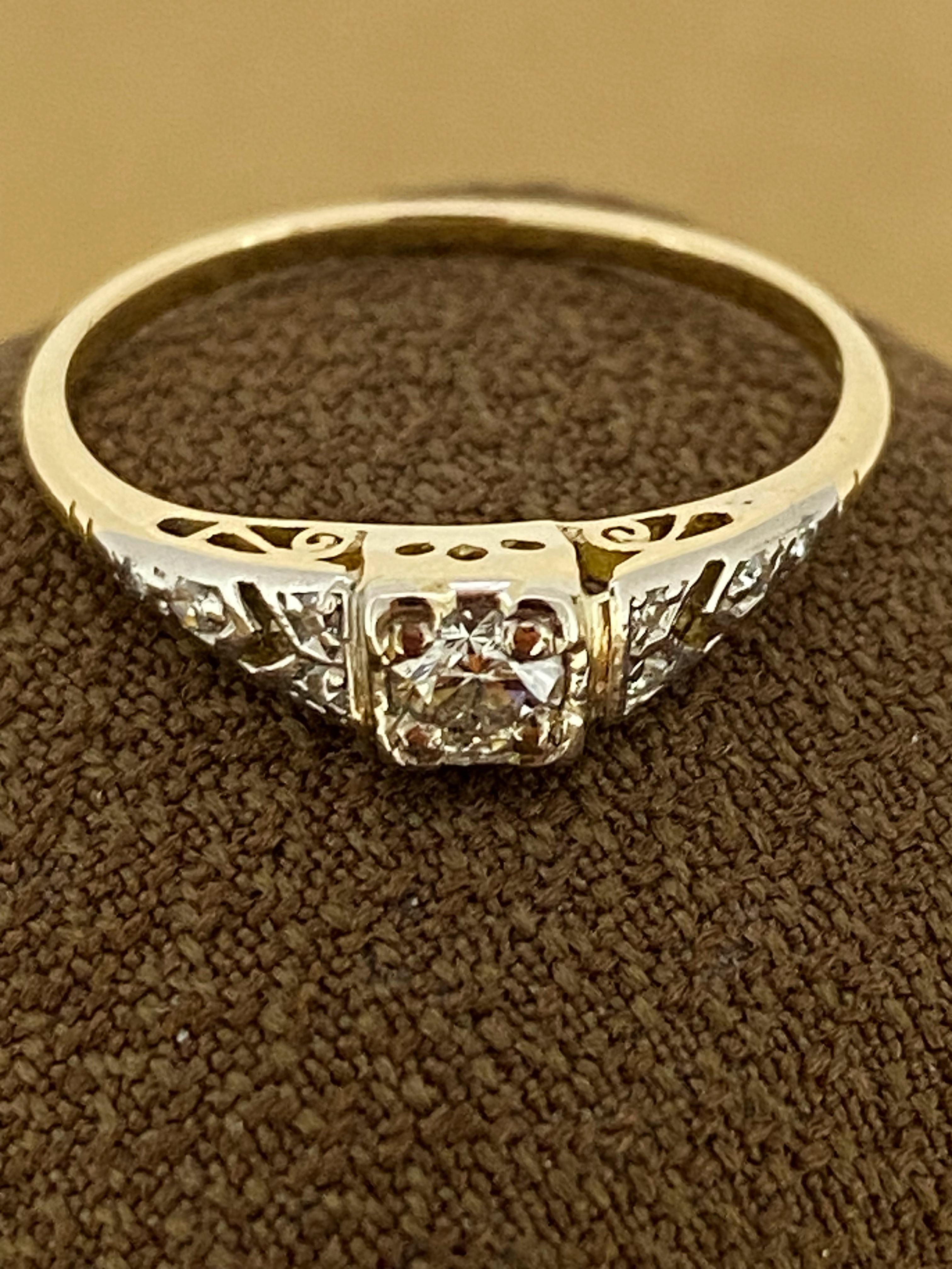 Of timeless Solitaire with Accents design 
this piece is Art-Deco, from 1930’s

Centrally 4-claw set with 
Sparkling Round Brilliant Cut Diamond of 0.20ct. approx. 
of G colour, SI clarity & sun-like brilliance, 
securely set in Platinum cathedral