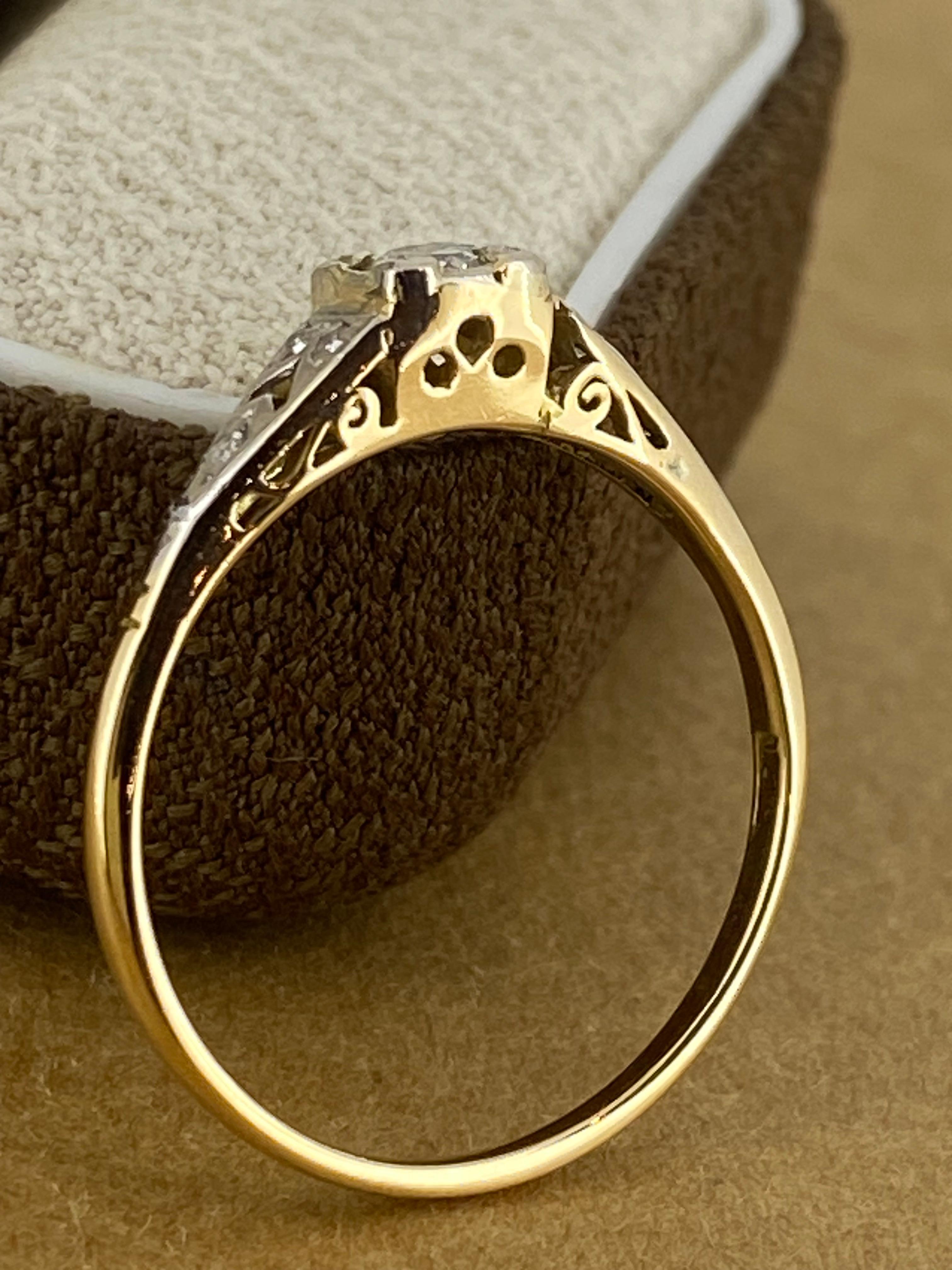 Round Cut Art-Deco 0.35ct Diamond Solitaire with Accents 18K Yellow Gold & Platinum Ring For Sale
