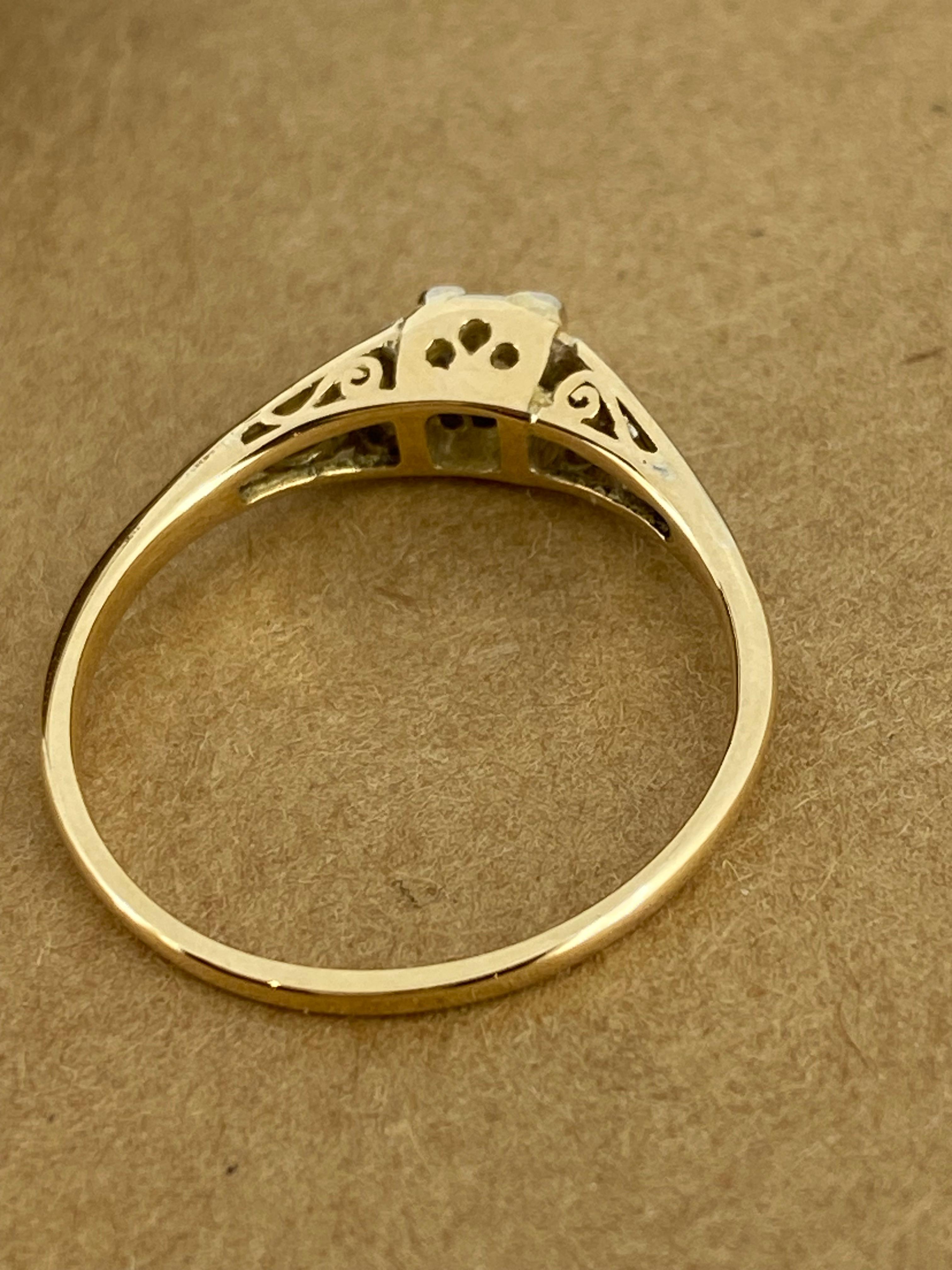 Art-Deco 0.35ct Diamond Solitaire with Accents 18K Yellow Gold & Platinum Ring In Excellent Condition For Sale In MELBOURNE, AU