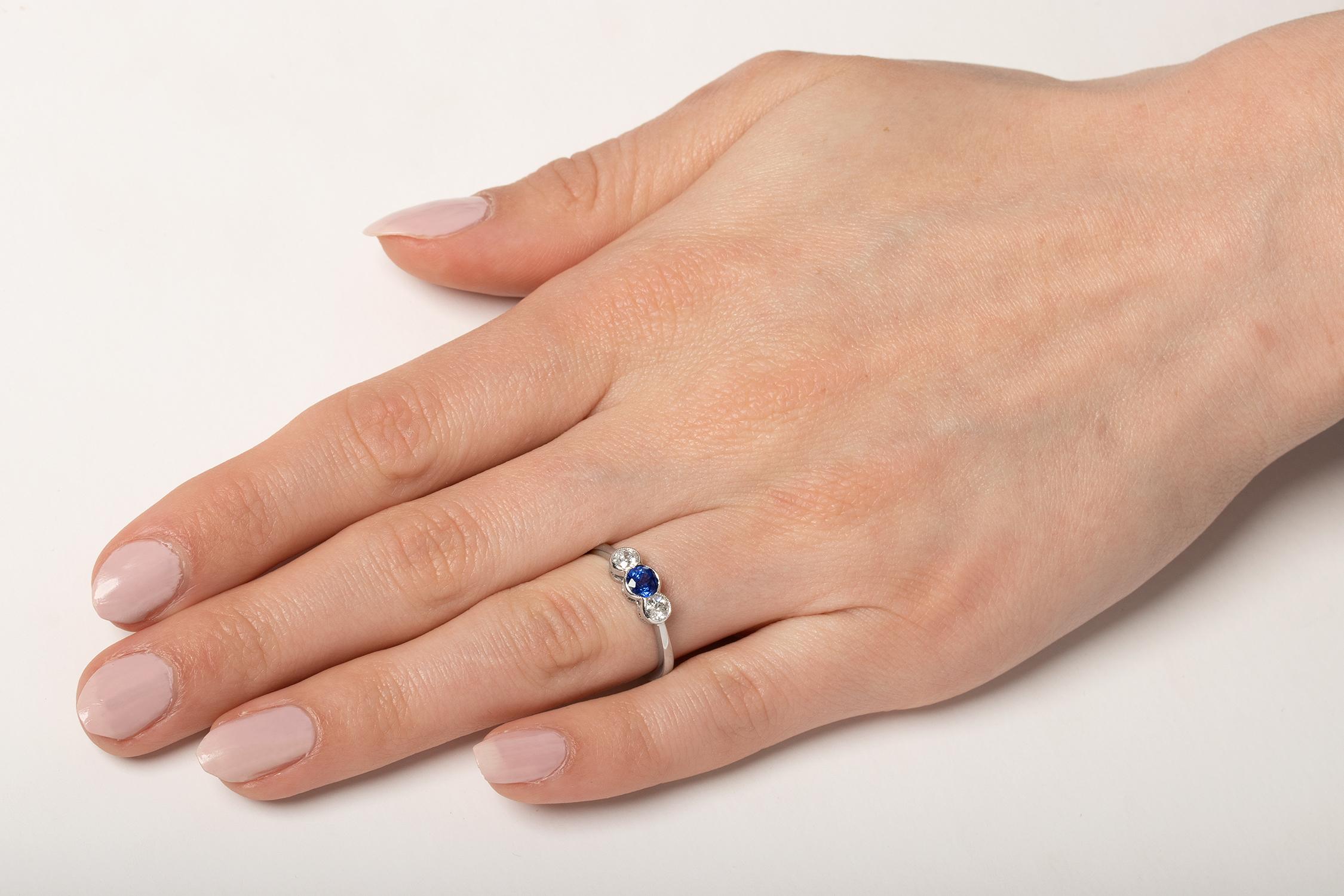 Art Deco 0.35ct Sapphire and Diamond Three Stone Ring, c.1930s For Sale 1