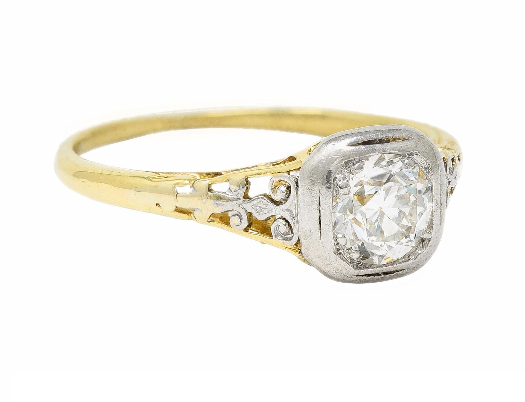 Centré sur un diamant de taille européenne ancienne pesant environ 0,36 carats - couleur J et pureté VS1
Perle sertie dans une tête de forme carrée en platine avec galerie de motifs en treillis en or.
Avec des épaules en platine percées à motif de
