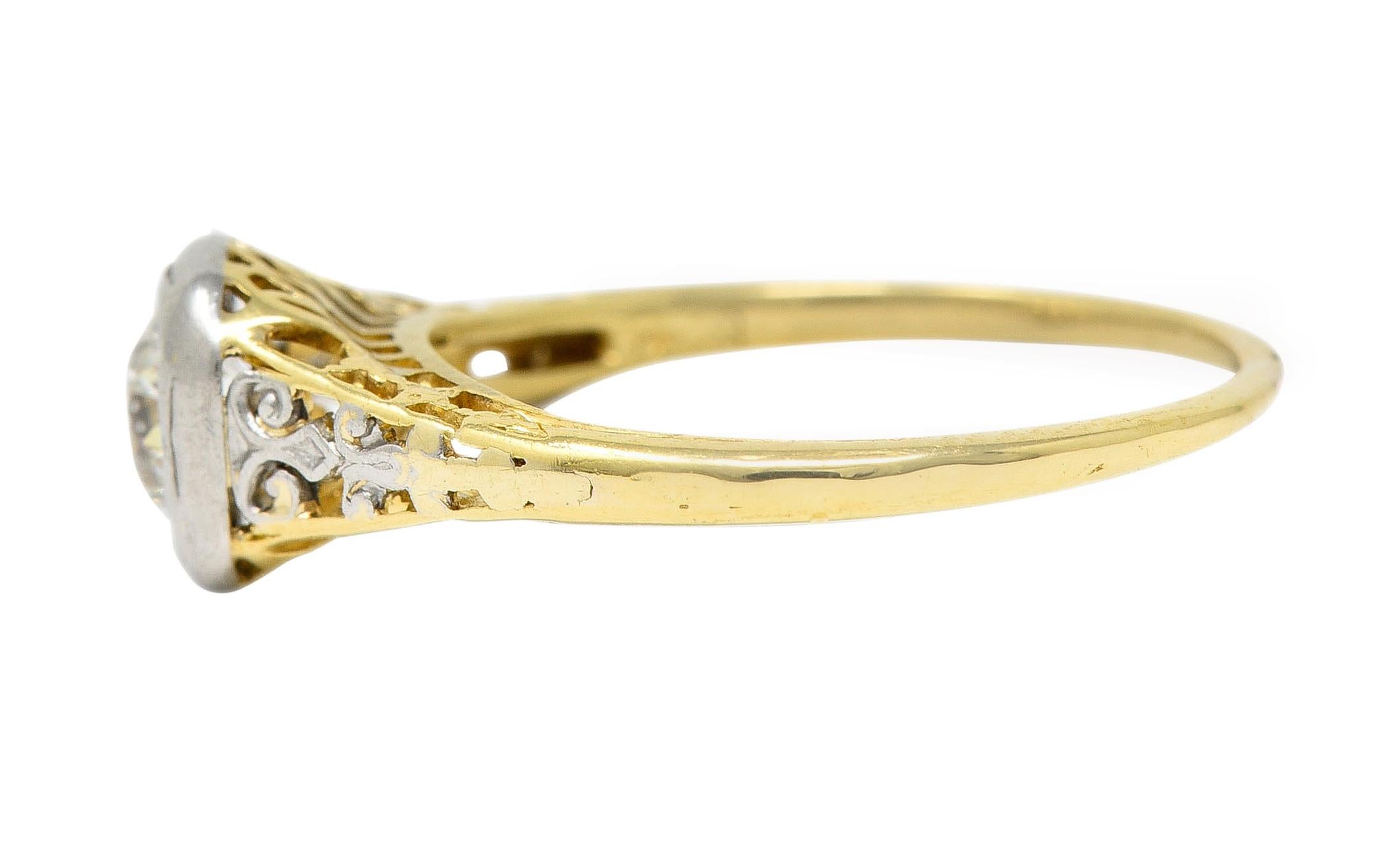 Bague de fiançailles vintage Art déco en or jaune 18 carats et platine avec volute de 0,36 carat poids total Unisexe en vente