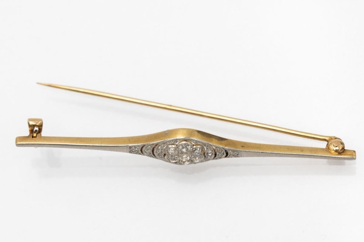 An elongated brooch in the Art Deco style, made of 0.580 yellow gold and platinum.

The brooch is decorated with 