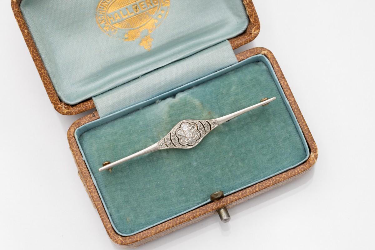 Art Deco 0.40ct diamond brooch, Western Europe, first half of the 20th cent. For Sale 2