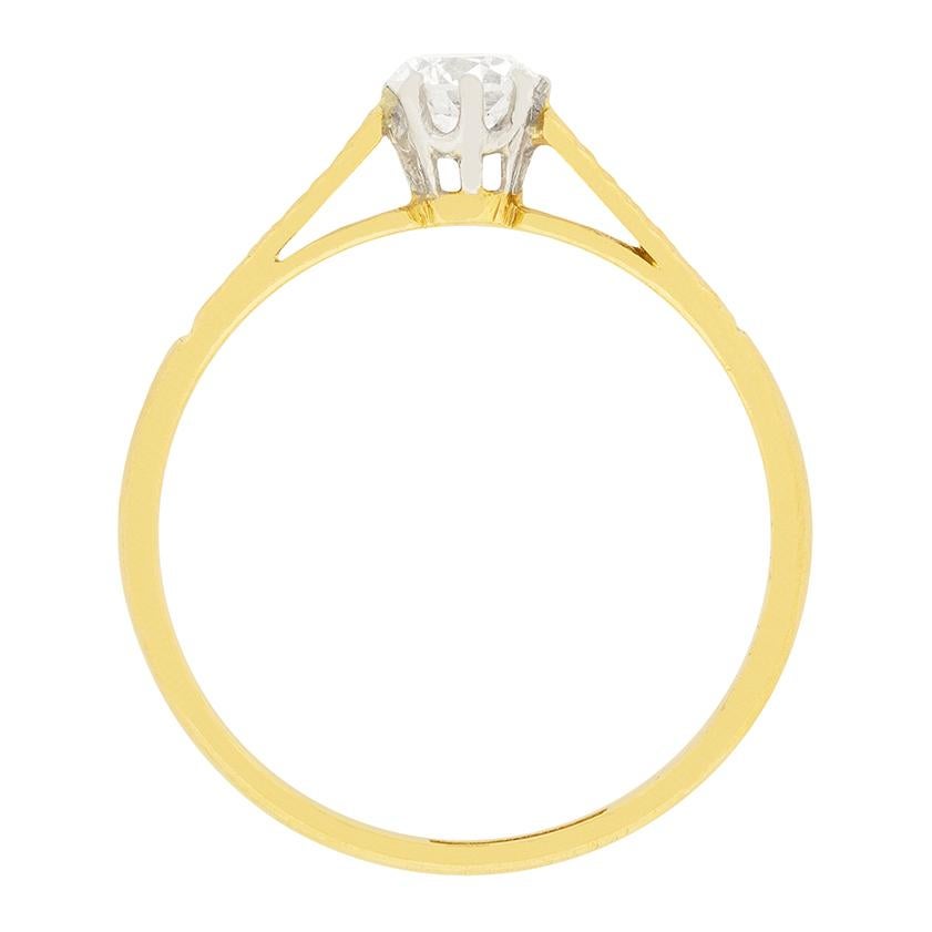Dieser wunderschöne Art-Deco-Ring enthält einen 0,40-Karat-Diamanten, der von wunderschön gravierten Schultern eingerahmt wird. Der Diamant ist im Übergangsschliff geschliffen, hat die Farbe F und die Reinheit SI1. Der Diamant ist in 18 Karat