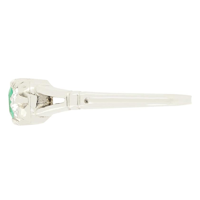 Taille émeraude Trois pierres Art déco en émeraude et diamants de 0,40 carat, c. 1920 en vente