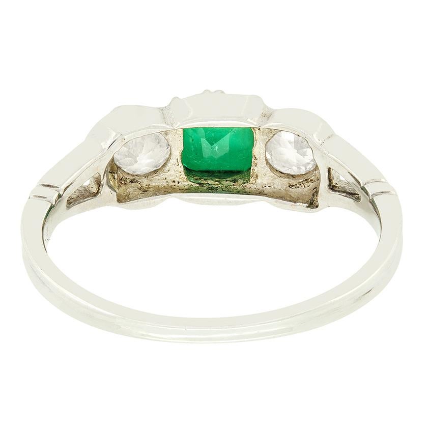Trois pierres Art déco en émeraude et diamants de 0,40 carat, c. 1920 Bon état - En vente à London, GB