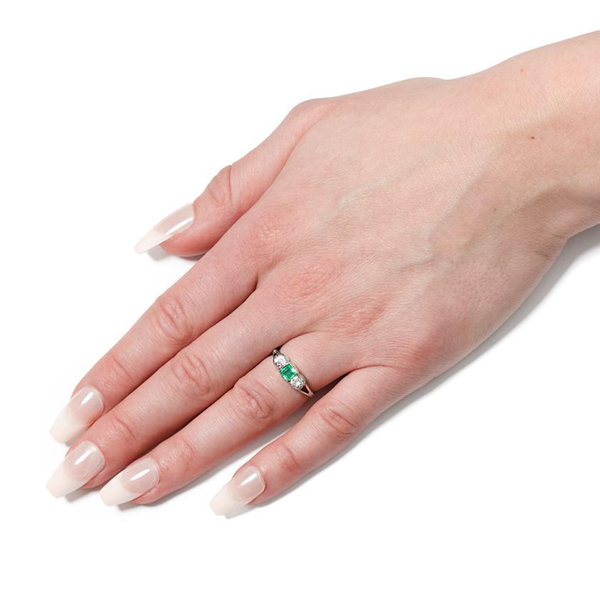 Trois pierres Art déco en émeraude et diamants de 0,40 carat, c. 1920 Pour femmes en vente