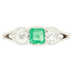 Trois pierres Art déco en émeraude et diamants de 0,40 carat, c. 1920