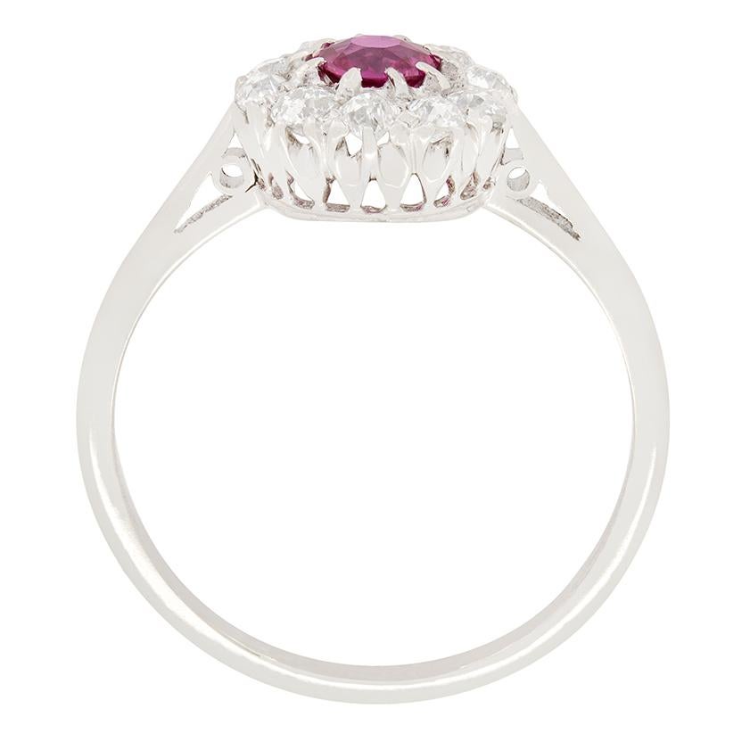 Ein natürlicher rosafarbener Saphir steht im Mittelpunkt dieses charmanten Art-Déco-Clusterrings. Der rosa Saphir im Altschliff hat ein Gewicht von 0,40 Karat und ist von einem Cluster aus zehn Diamanten im Altschliff umgeben. Diese Diamanten haben