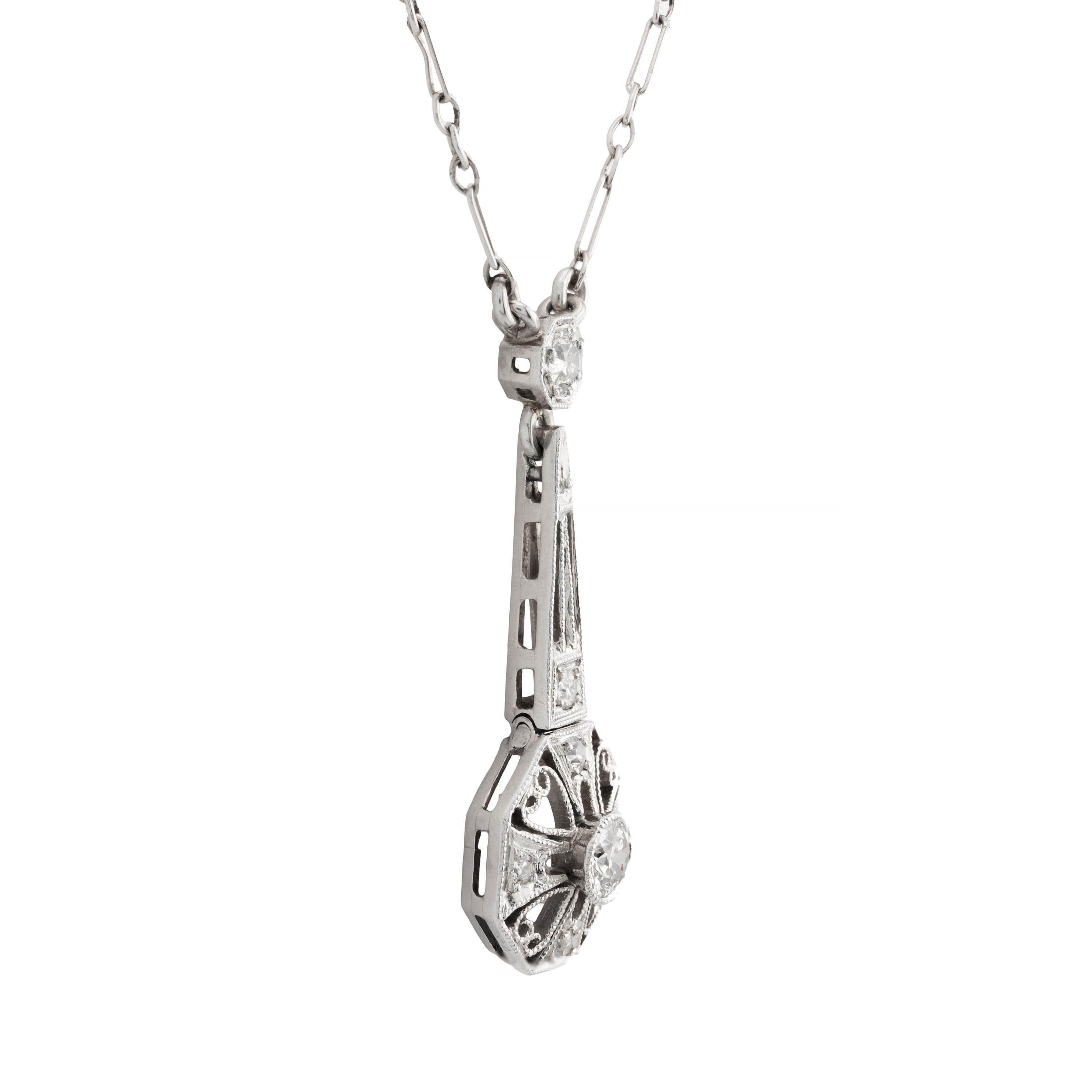 Aston Estate Jewelry présente

Collier Art déco en platine avec pendentif en diamant. Ce pendentif articulé est suspendu à une chaîne à maillons fantaisie en platine formée à la main. Serti de 0,42ctw de diamants de taille européenne ancienne de
