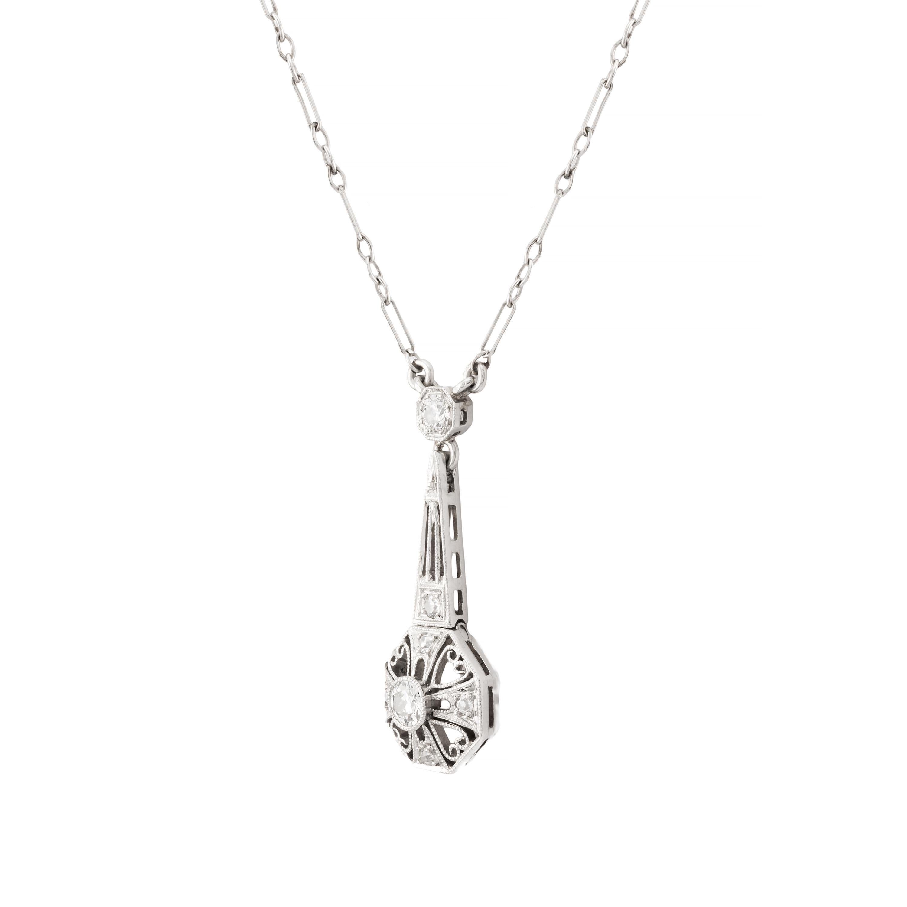 Taille vieille Europe Collier filigrane Art déco à motif de cœur en platine avec pendentif en diamant 0,42 carat en vente