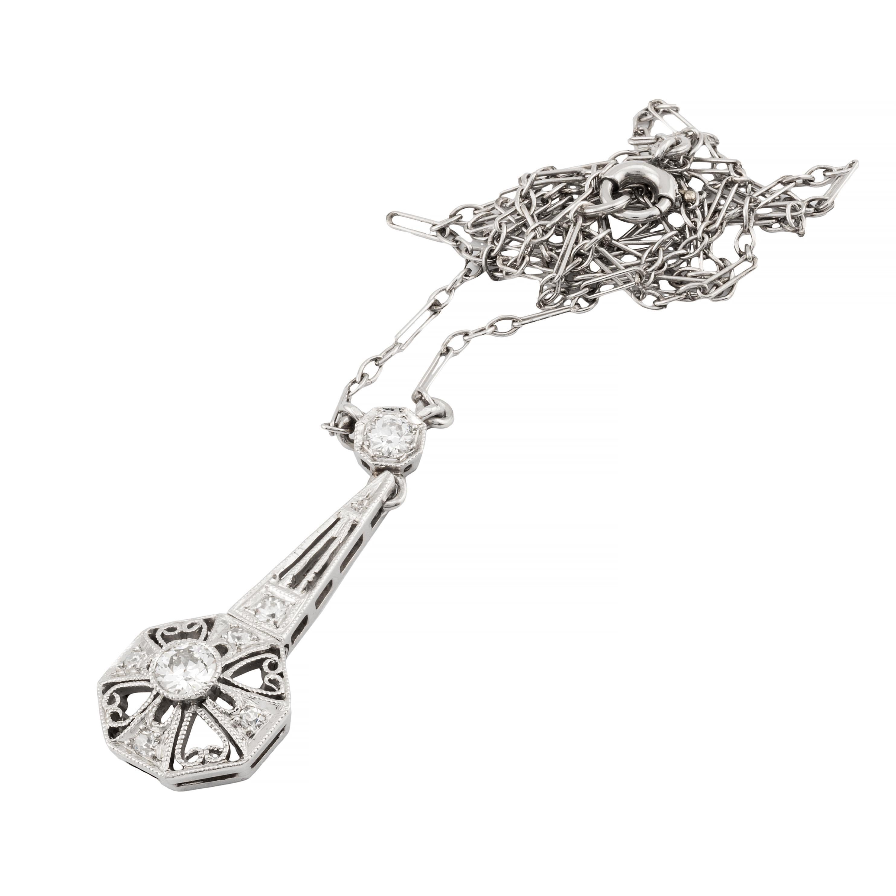 Collier filigrane Art déco à motif de cœur en platine avec pendentif en diamant 0,42 carat Bon état - En vente à Boston, MA