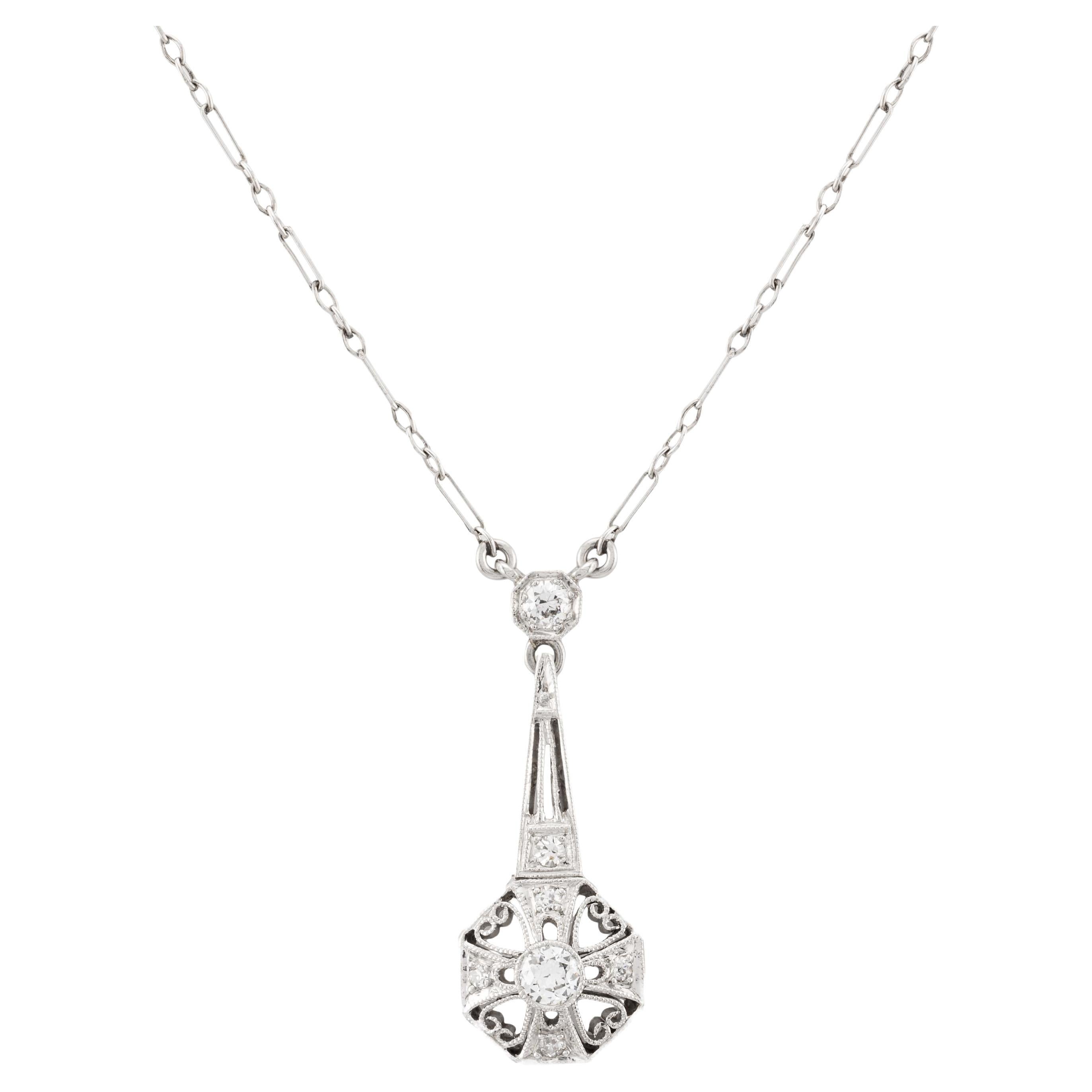 Collier filigrane Art déco à motif de cœur en platine avec pendentif en diamant 0,42 carat en vente