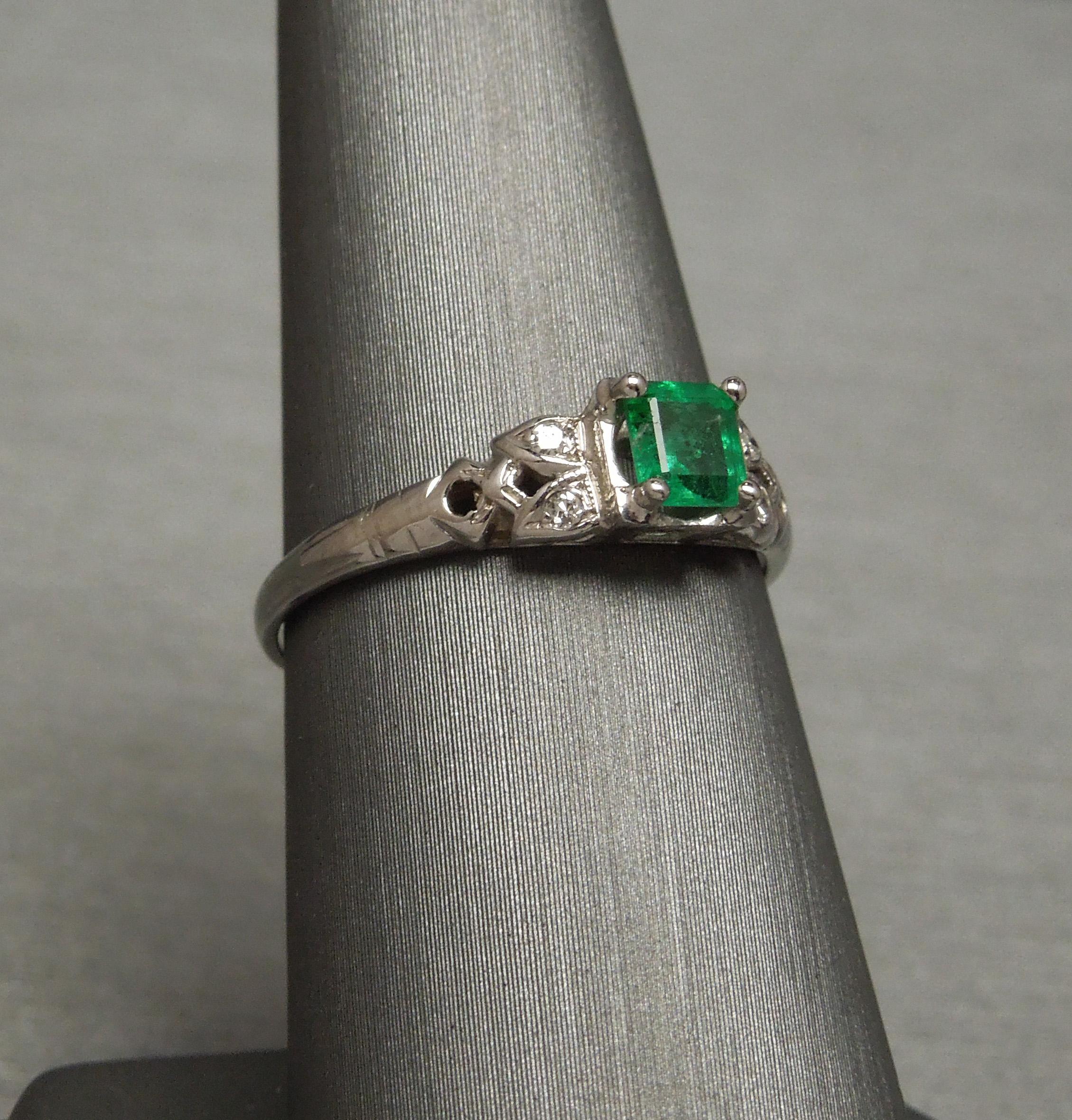 Dieser kolumbianische Smaragd & Diamant-Ring verfügt über eine zentrale 0,43 Karat Quadrat geschnittenen feinen intensiven grünen Smaragd bei 4,7 mm x 4,2 mm, sicher in einem 4-Prong-Fassung - mit allen Eigenschaften eines feinen kolumbianischen