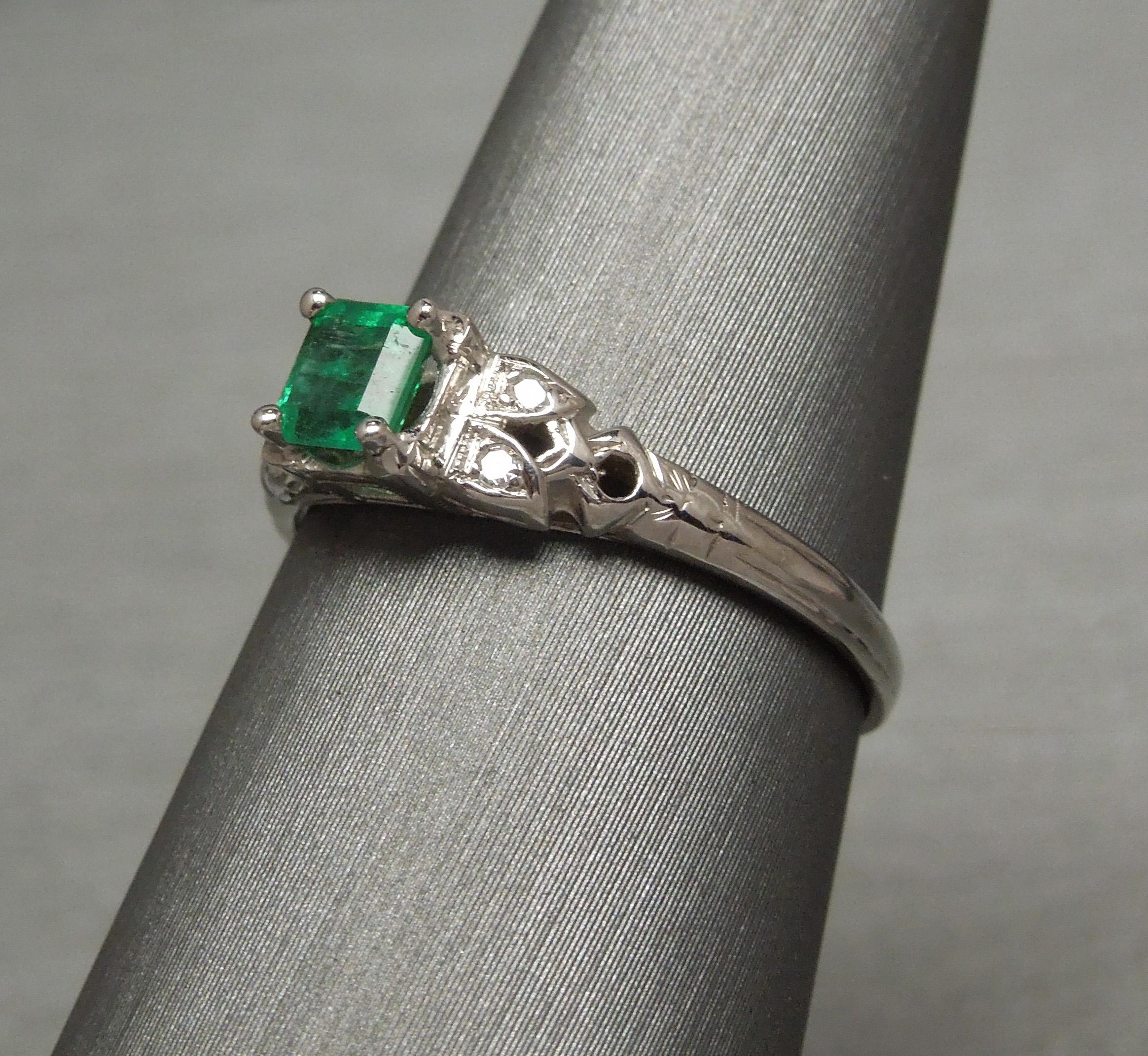 Square Cut Art Deco Style 0.43 Carat Square Colombian Emerald 18 Karat Ring For Sale
