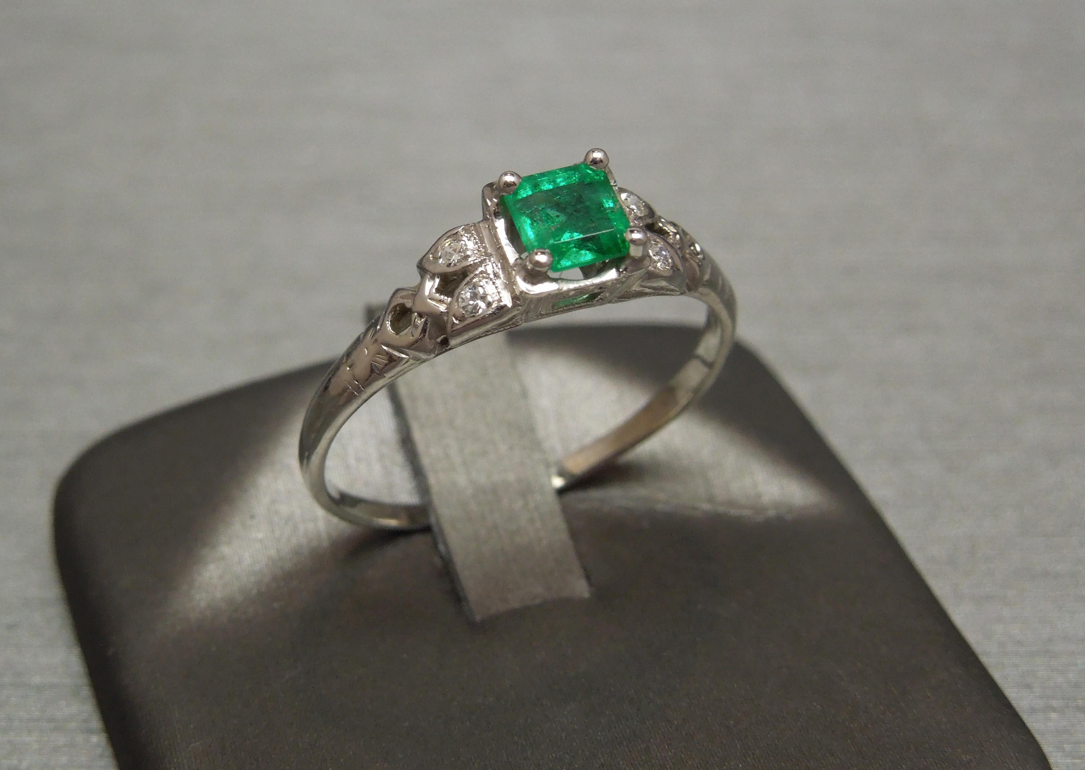 Art Deco Style 0.43 Carat Square Colombian Emerald 18 Karat Ring In Good Condition For Sale In METAIRIE, LA