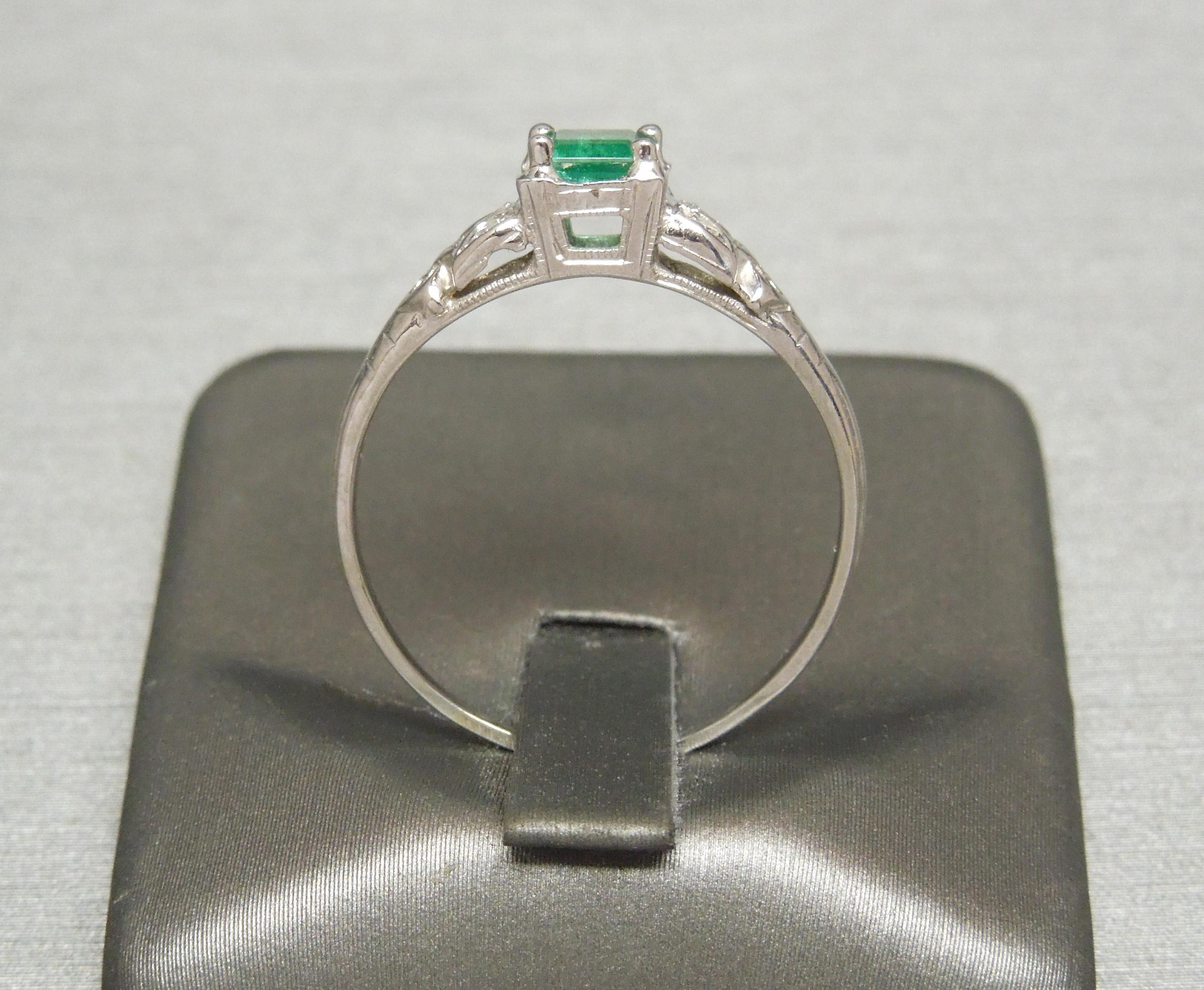 Women's Art Deco Style 0.43 Carat Square Colombian Emerald 18 Karat Ring For Sale