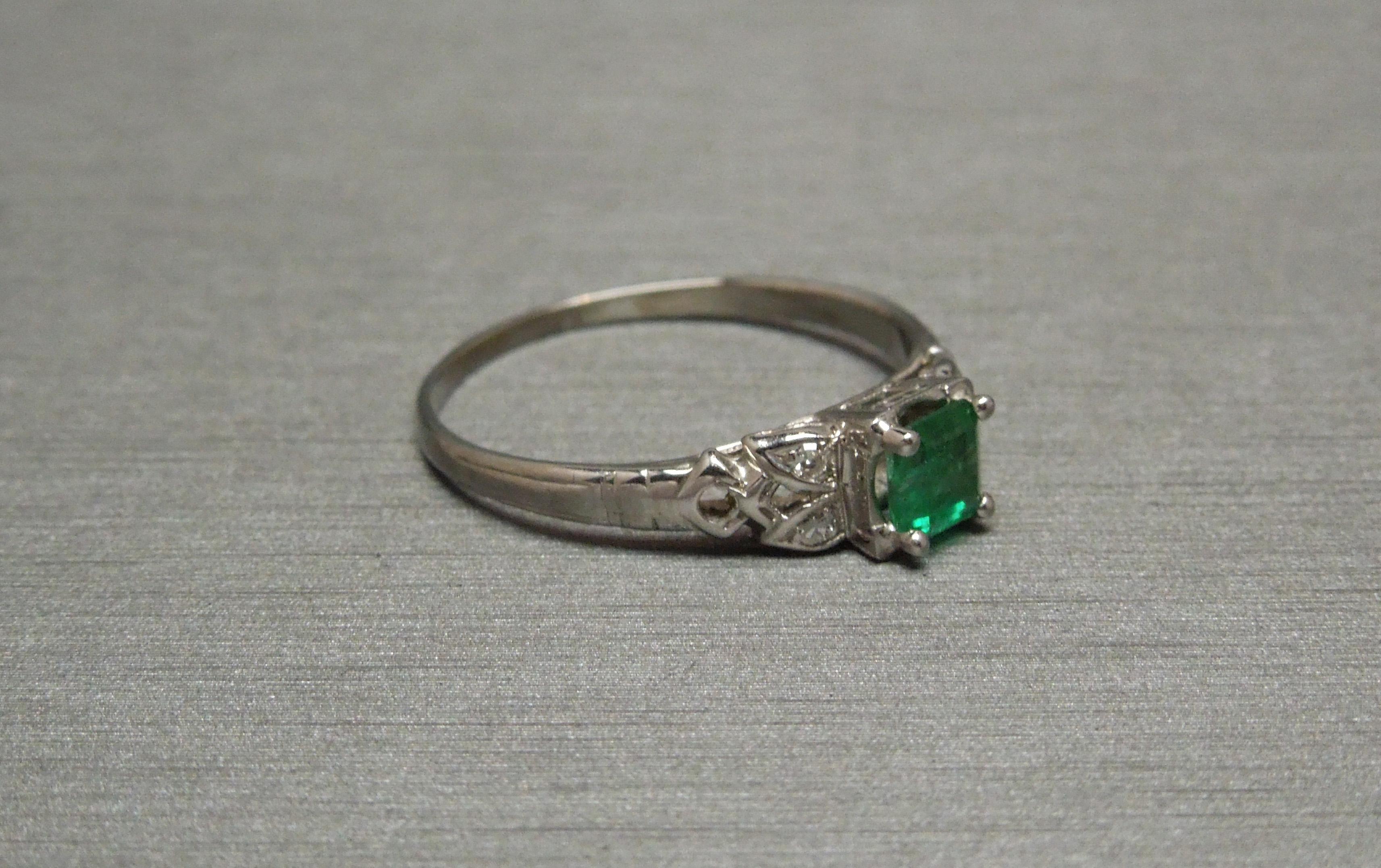 Art Deco Style 0.43 Carat Square Colombian Emerald 18 Karat Ring For Sale 1