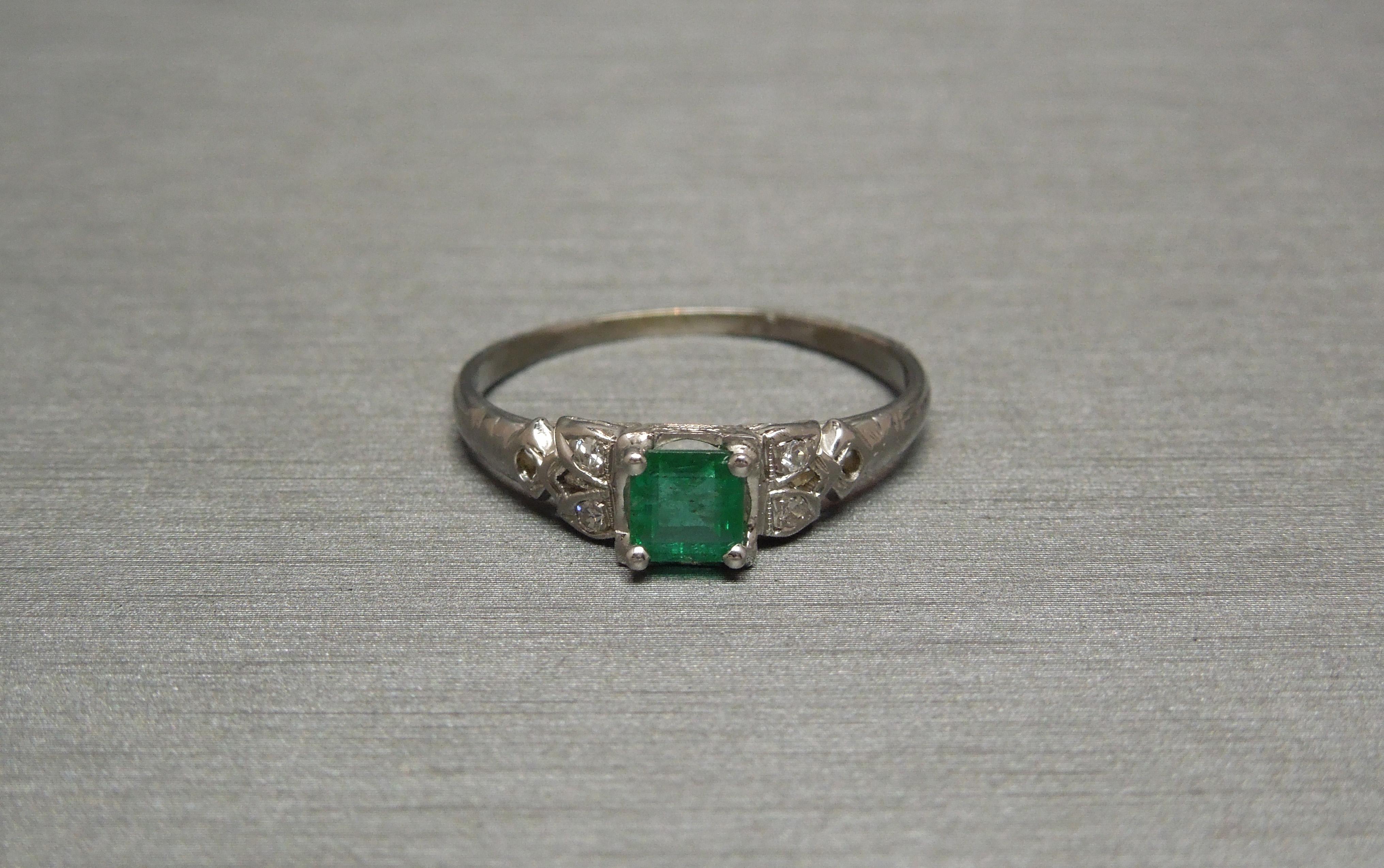 Art Deco Style 0.43 Carat Square Colombian Emerald 18 Karat Ring For Sale 2