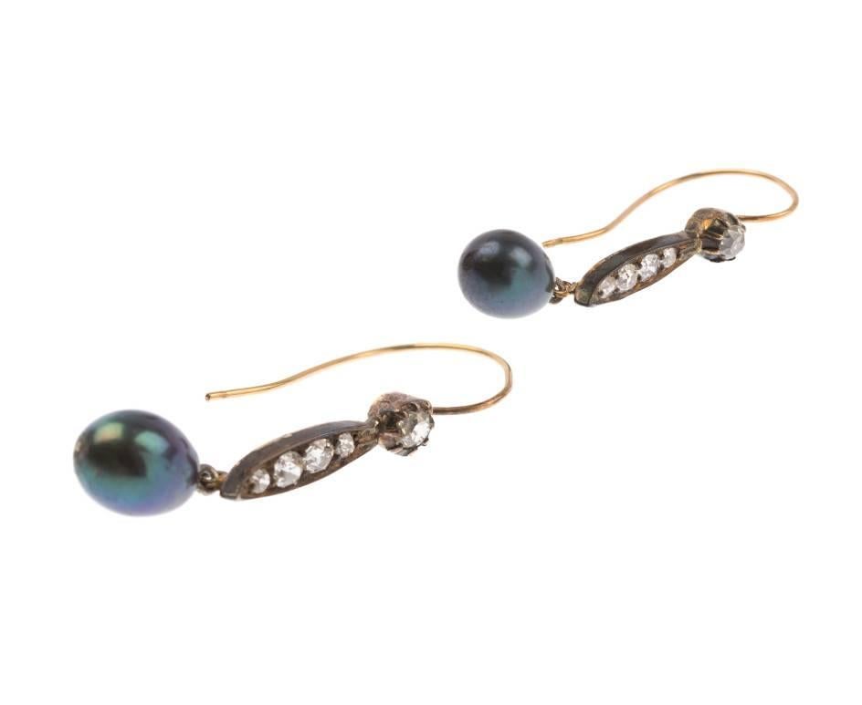 GEMMOLOGIST'S NOTES
An elegant pair of Art Deco ladies diamond and pearl drop earrings..

Each featuring a black pearl drop, suspended a twinkling diamond surmount, set with glamorous old cut diamonds... a fabulous pair that will dress up any