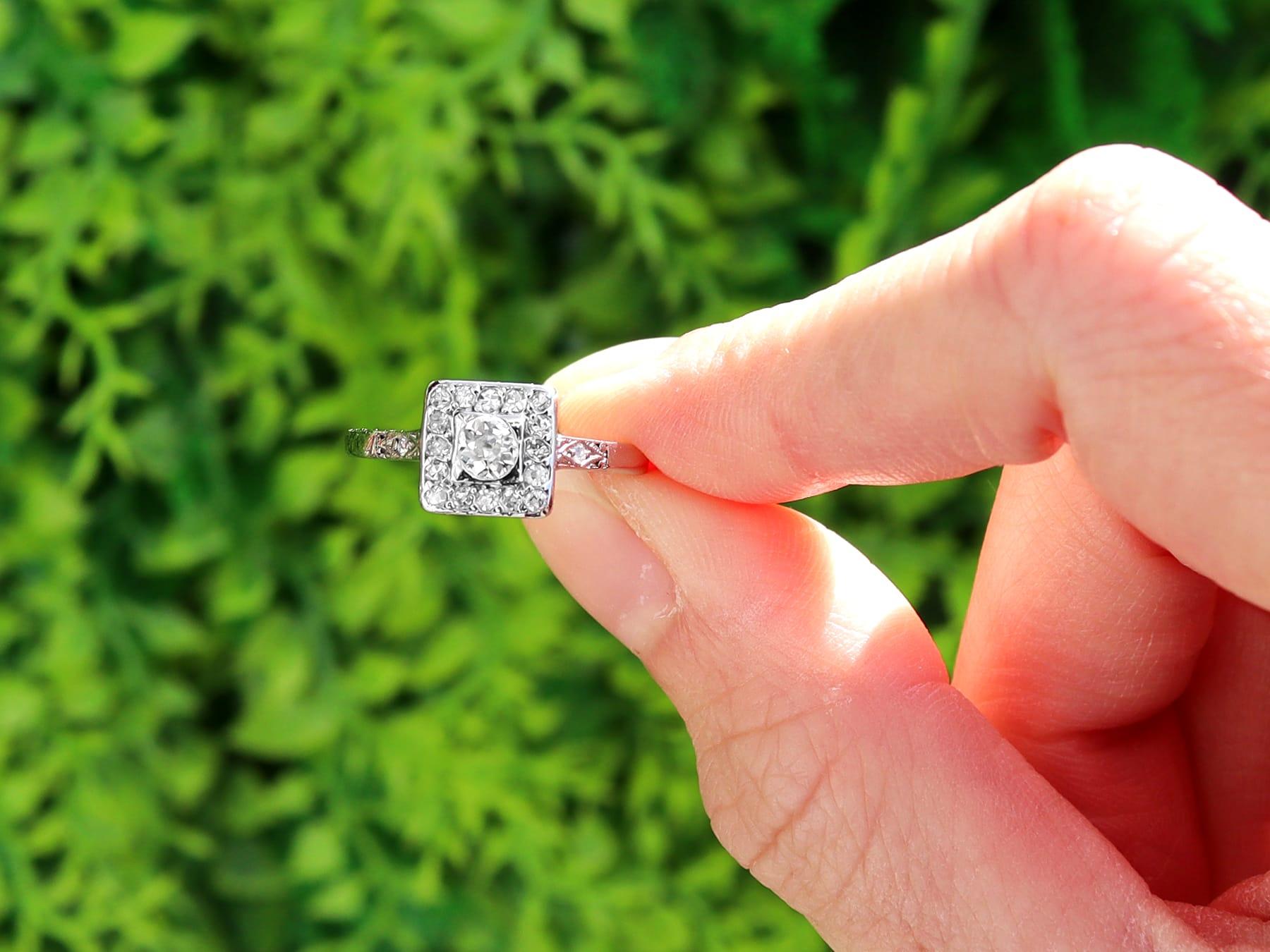 Un raffinato e imponente anello antico da 0,45 carati con diamante e oro bianco 18 carati in stile Art Deco; fa parte delle nostre diverse collezioni di anelli con diamanti antichi.

Questo raffinato e imponente anello con diamante antico è stato