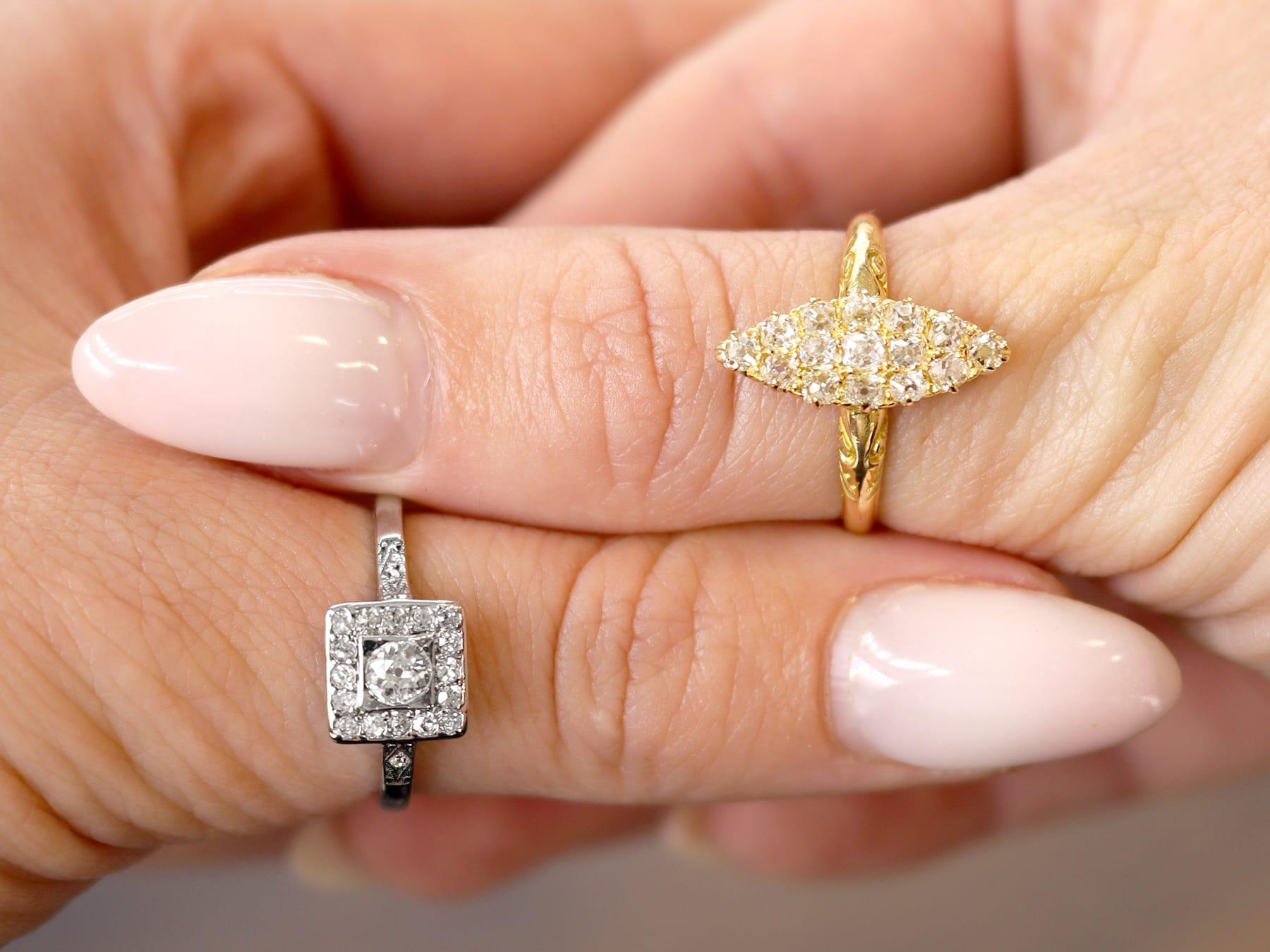 Anello Art Deco con diamante da 0,45 carati e cluster in oro bianco 18 carati Circa 1925 In condizioni ottime in vendita a Jesmond, Newcastle Upon Tyne