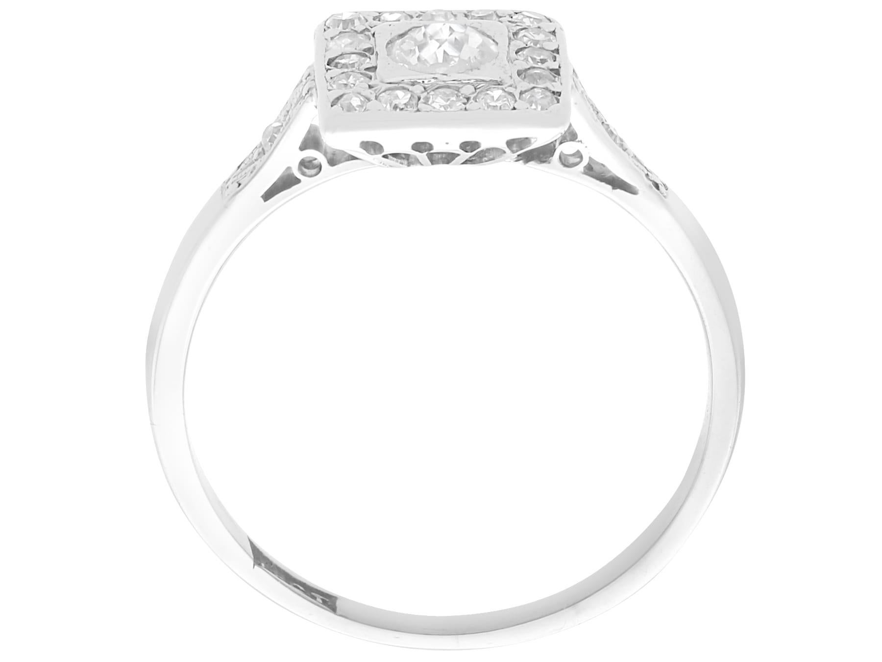 Anello Art Deco con diamante da 0,45 carati e cluster in oro bianco 18 carati Circa 1925 in vendita 2