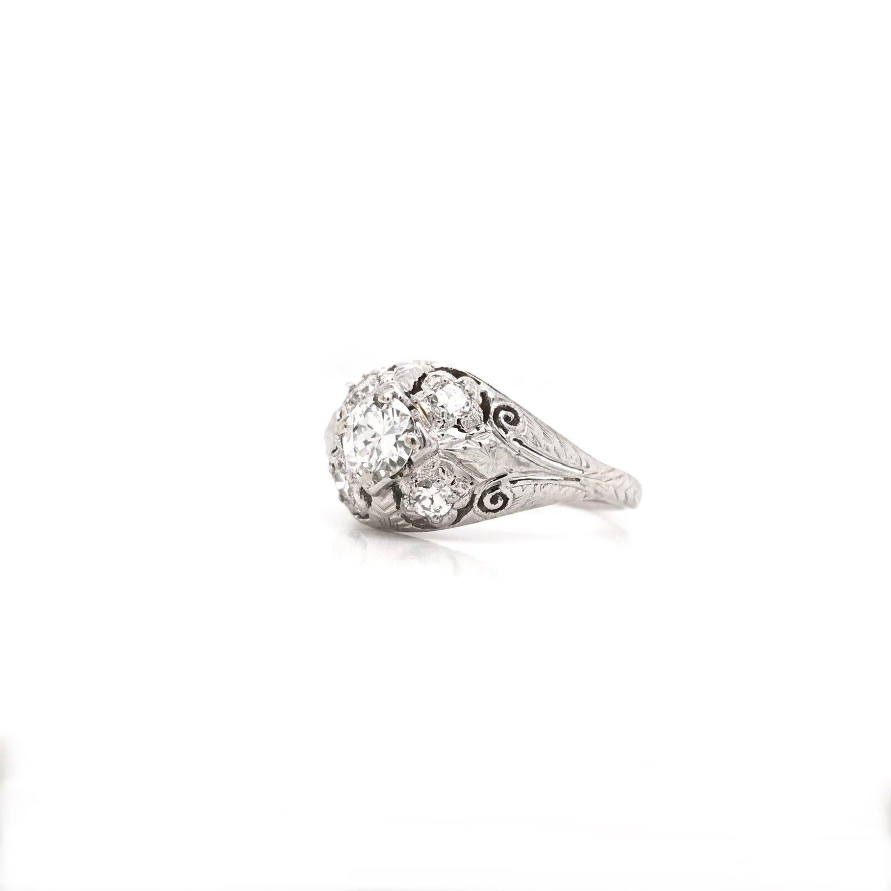 Dieses antike Stück wurde irgendwann in der Zeit des Art déco-Designs (1920-1940) handgefertigt. Dieser wunderschöne Ring aus 18 Karat Weißgold besticht durch sein wunderschönes florales Filigran. Der Diamant in der Mitte misst etwa 0,45 Karat und