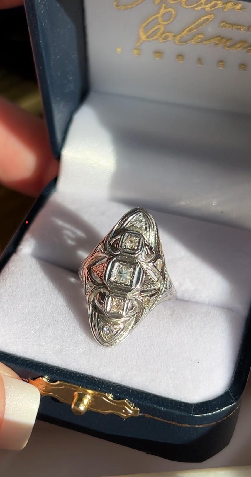 Un anello Art of Vintage, realizzato in oro bianco 18 carati e dal peso di 4,56 grammi, mette in mostra nove diamanti d'epoca per un totale di circa 0,45 carati in una suggestiva silhouette a navette. La composizione di diamanti comprende quattro