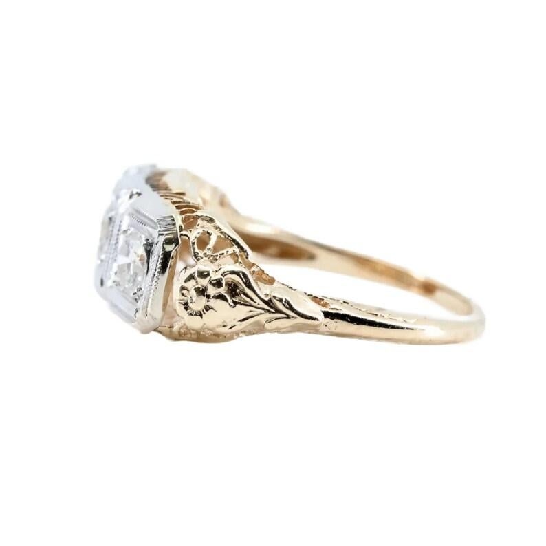 Round Cut Art Deco 0.45ctw Three Stone Floral Filigree Diamond Ring in 14K Gold For Sale