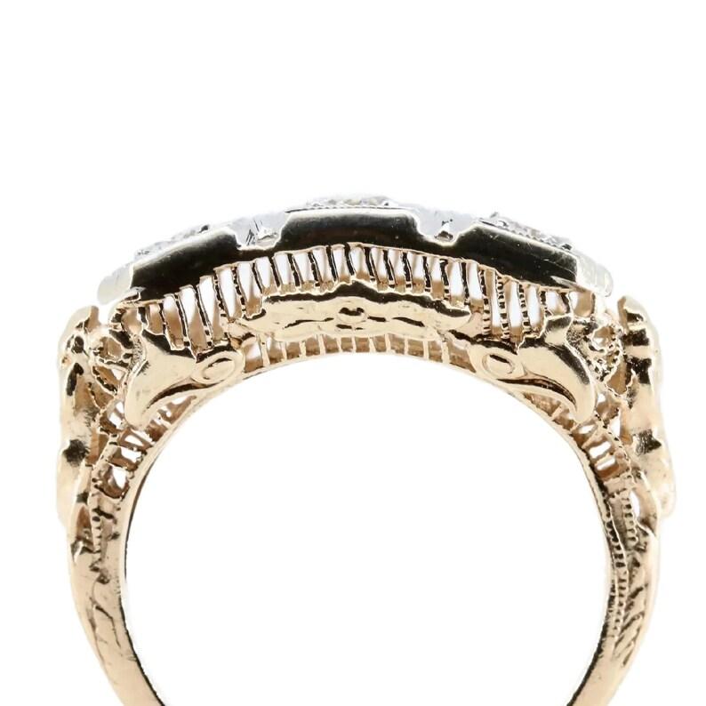 Taille ronde Art Deco 0.45ctw Three Stone Floral Filigree Diamond Ring in 14K Gold (Bague à trois pierres en filigrane de diamant en or 14K) en vente
