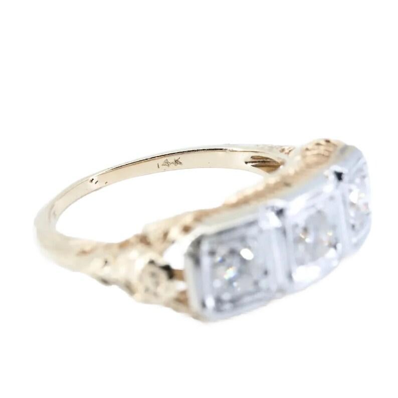 Art Deco 0.45ctw Three Stone Floral Filigree Diamond Ring in 14K Gold (Bague à trois pierres en filigrane de diamant en or 14K) Bon état - En vente à Boston, MA