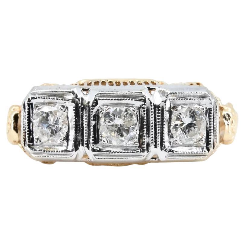 Art Deco 0,45ctw filigraner Diamantring aus 14 Karat Gold mit drei Steinen und Blumenmuster im Angebot