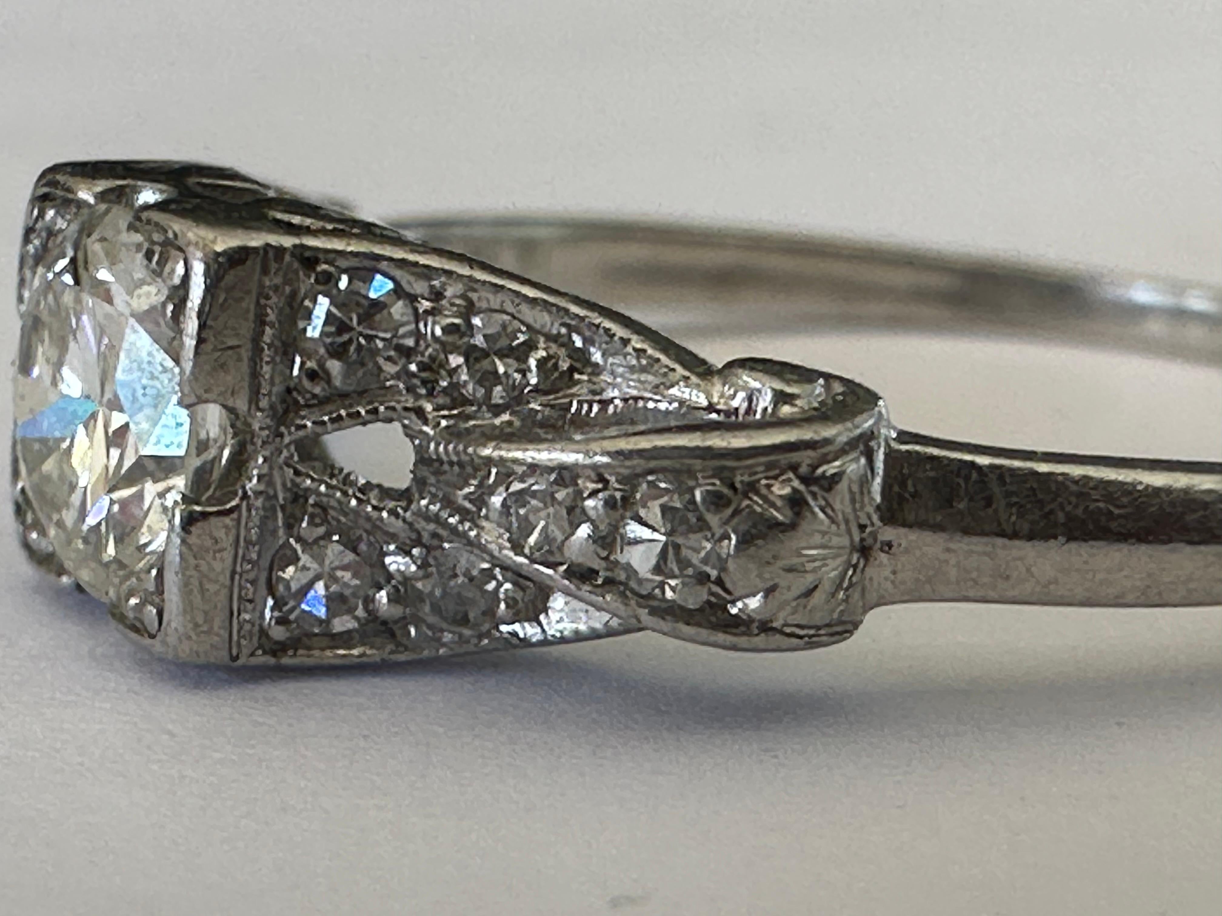 Taille vieille Europe Bague de fiançailles Art déco avec ruban de diamants de 0,47 carat  en vente