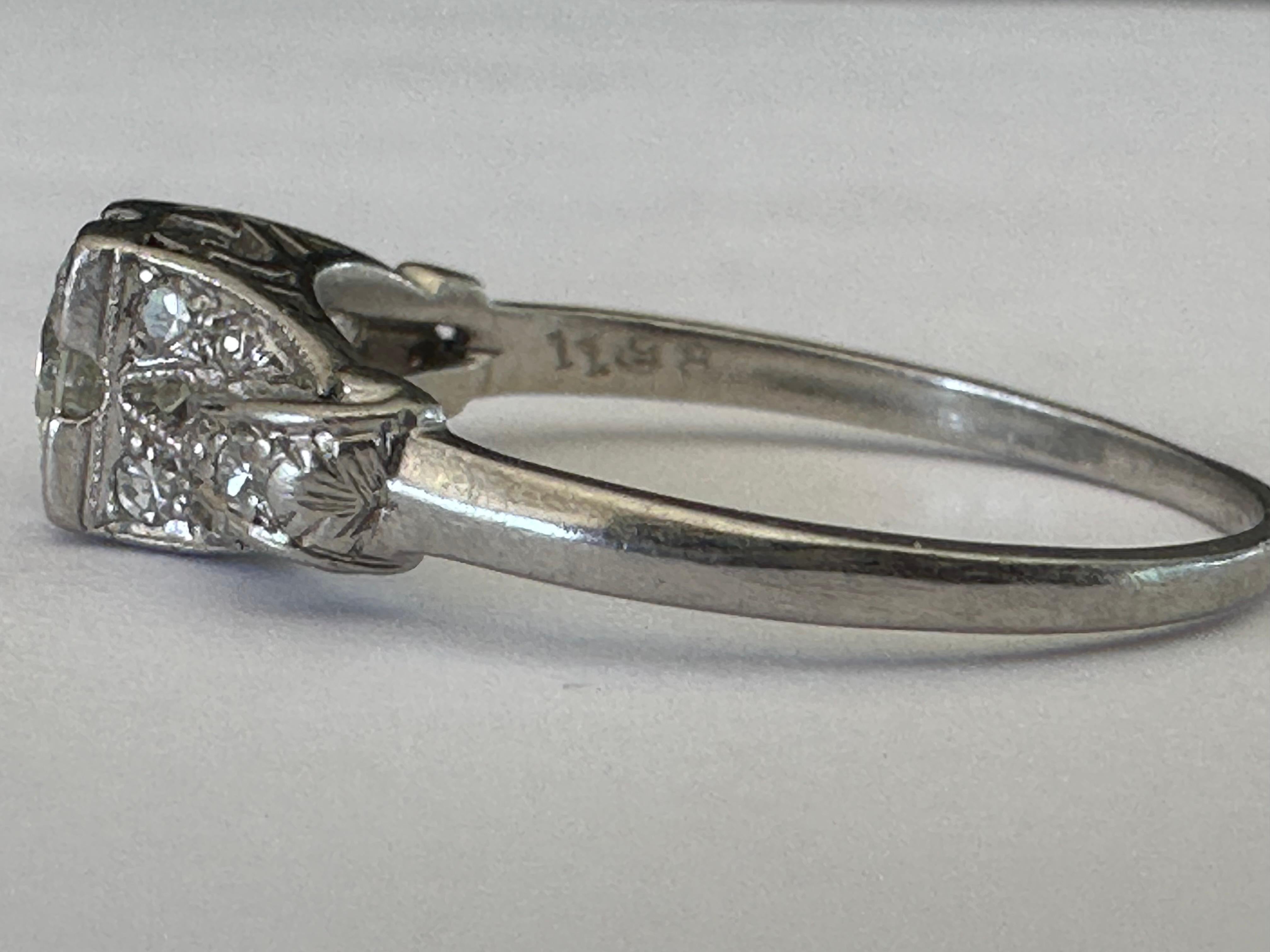 Bague de fiançailles Art déco avec ruban de diamants de 0,47 carat  Bon état - En vente à Denver, CO