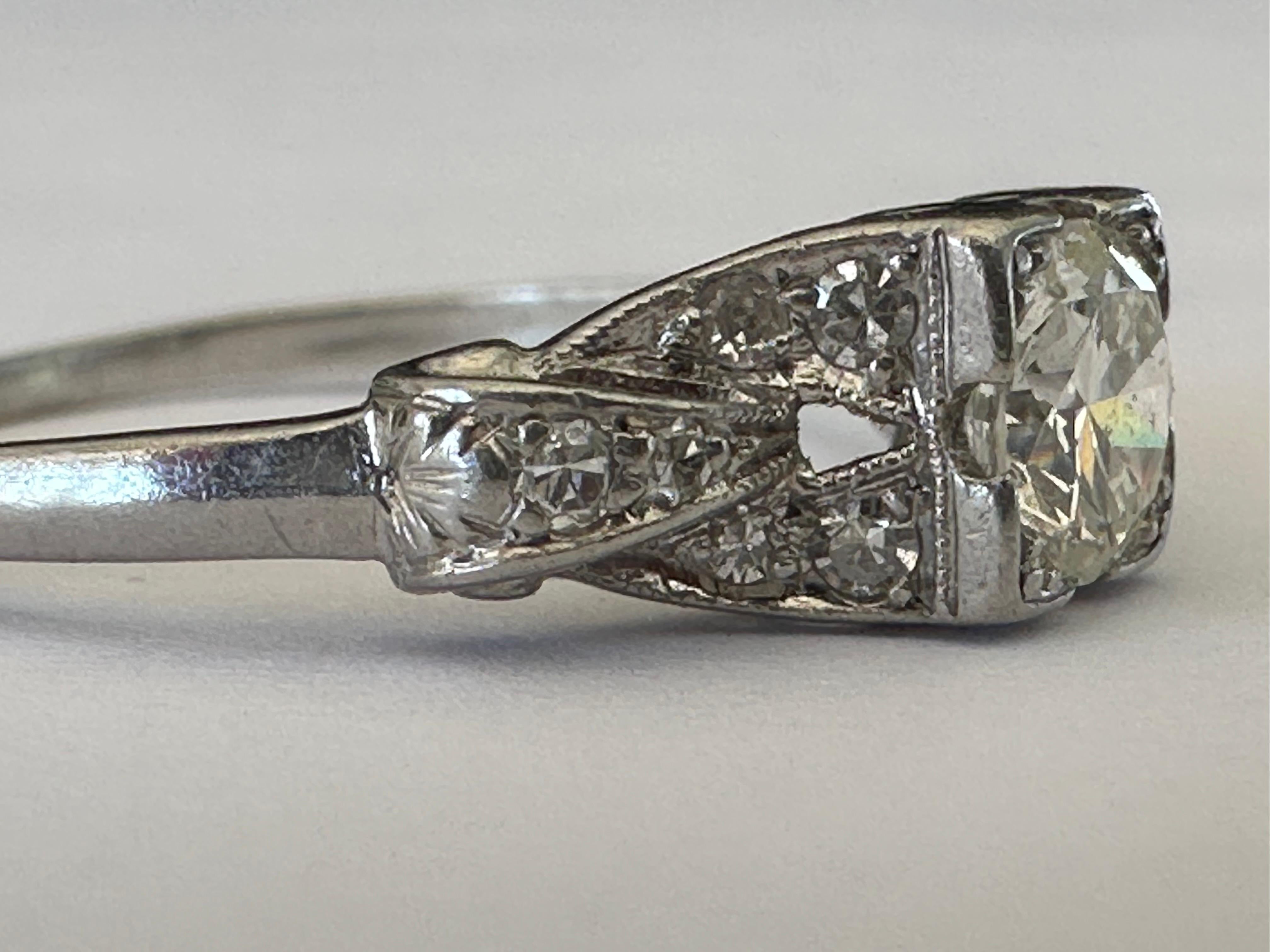 Bague de fiançailles Art déco avec ruban de diamants de 0,47 carat  en vente 2