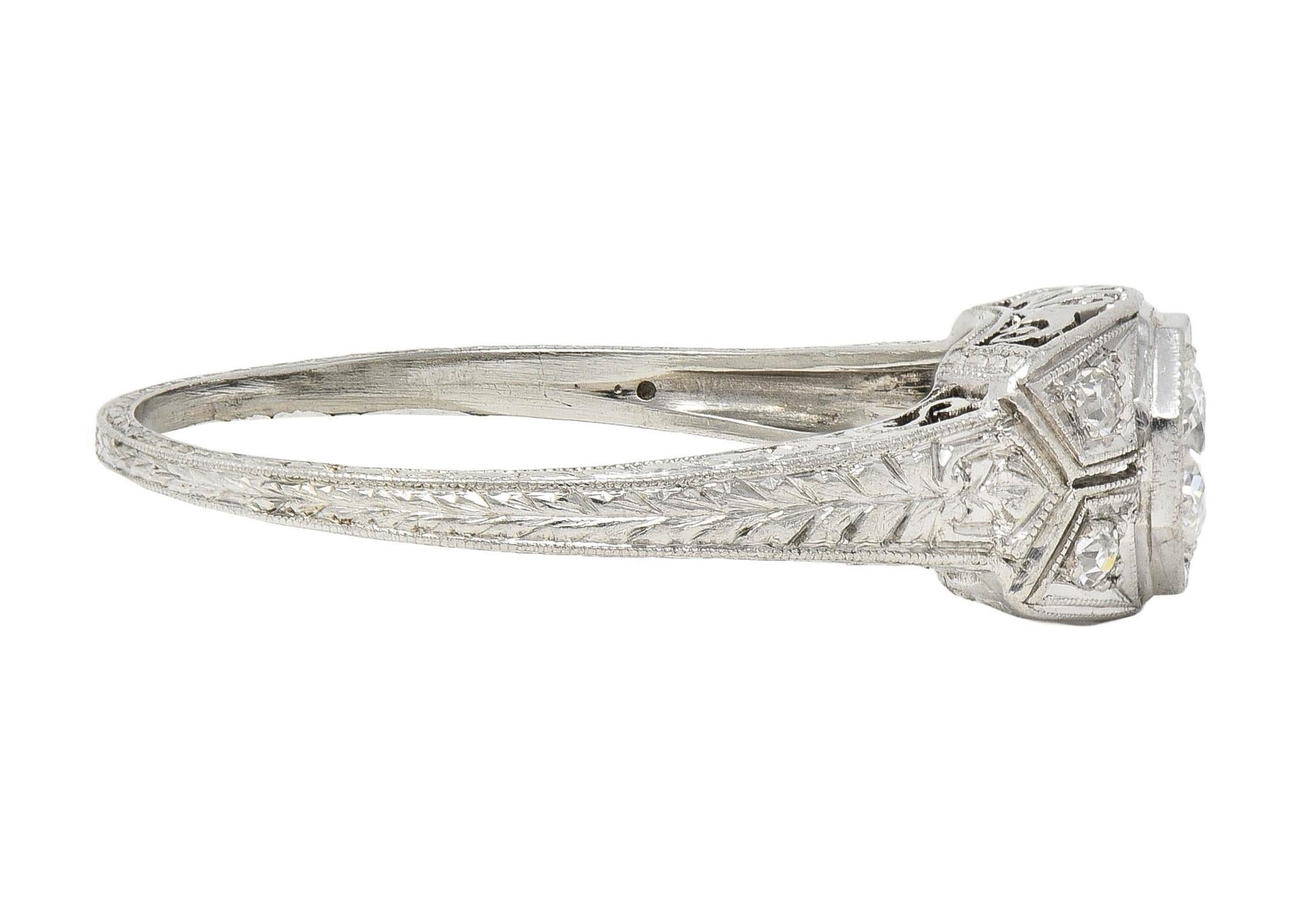 Art Deco 0,47 Karat Diamant Platin Verlobungsring mit verschnörkeltem Blattwerk, Vintage im Angebot 4