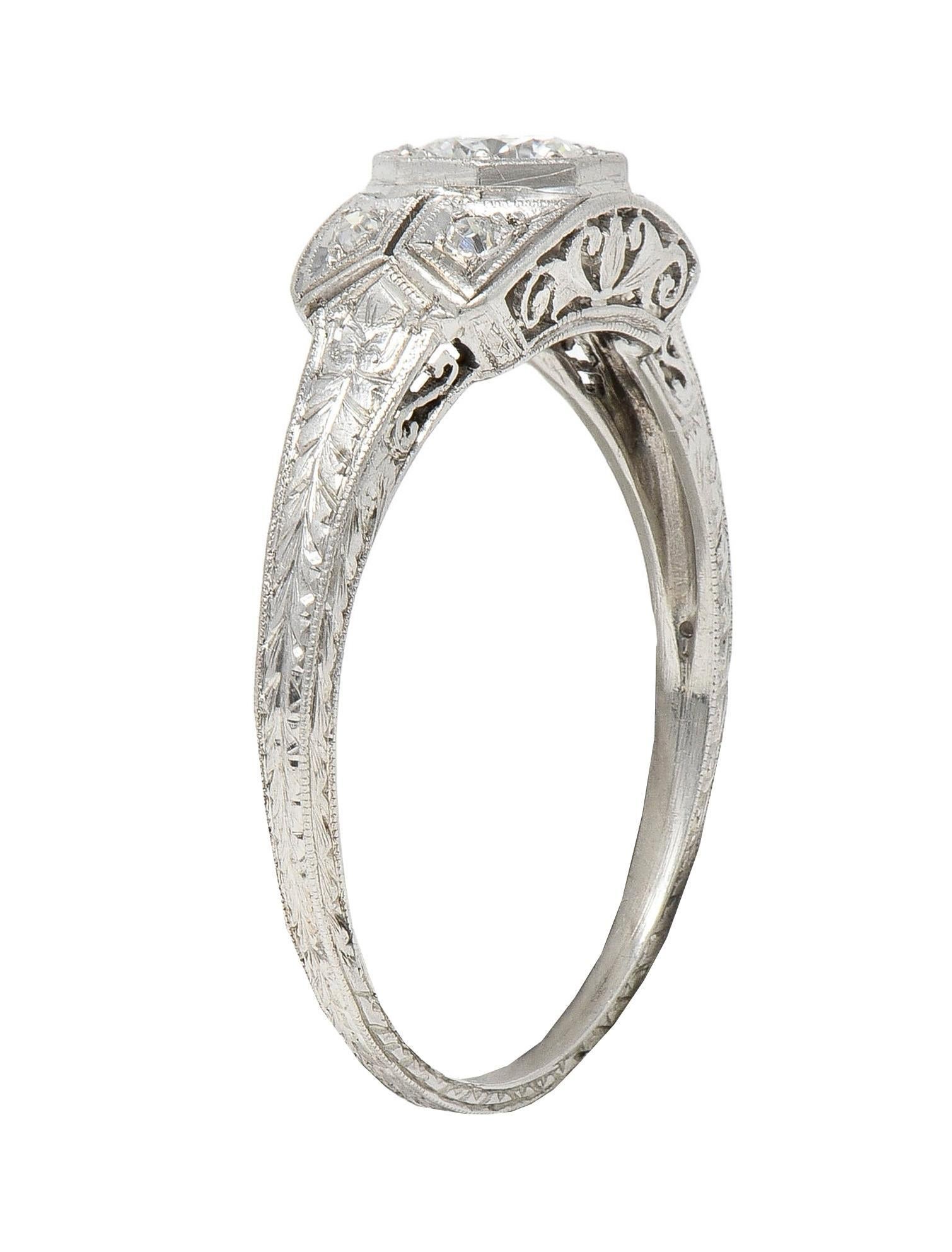 Art Deco 0,47 Karat Diamant Platin Verlobungsring mit verschnörkeltem Blattwerk, Vintage (Art déco) im Angebot