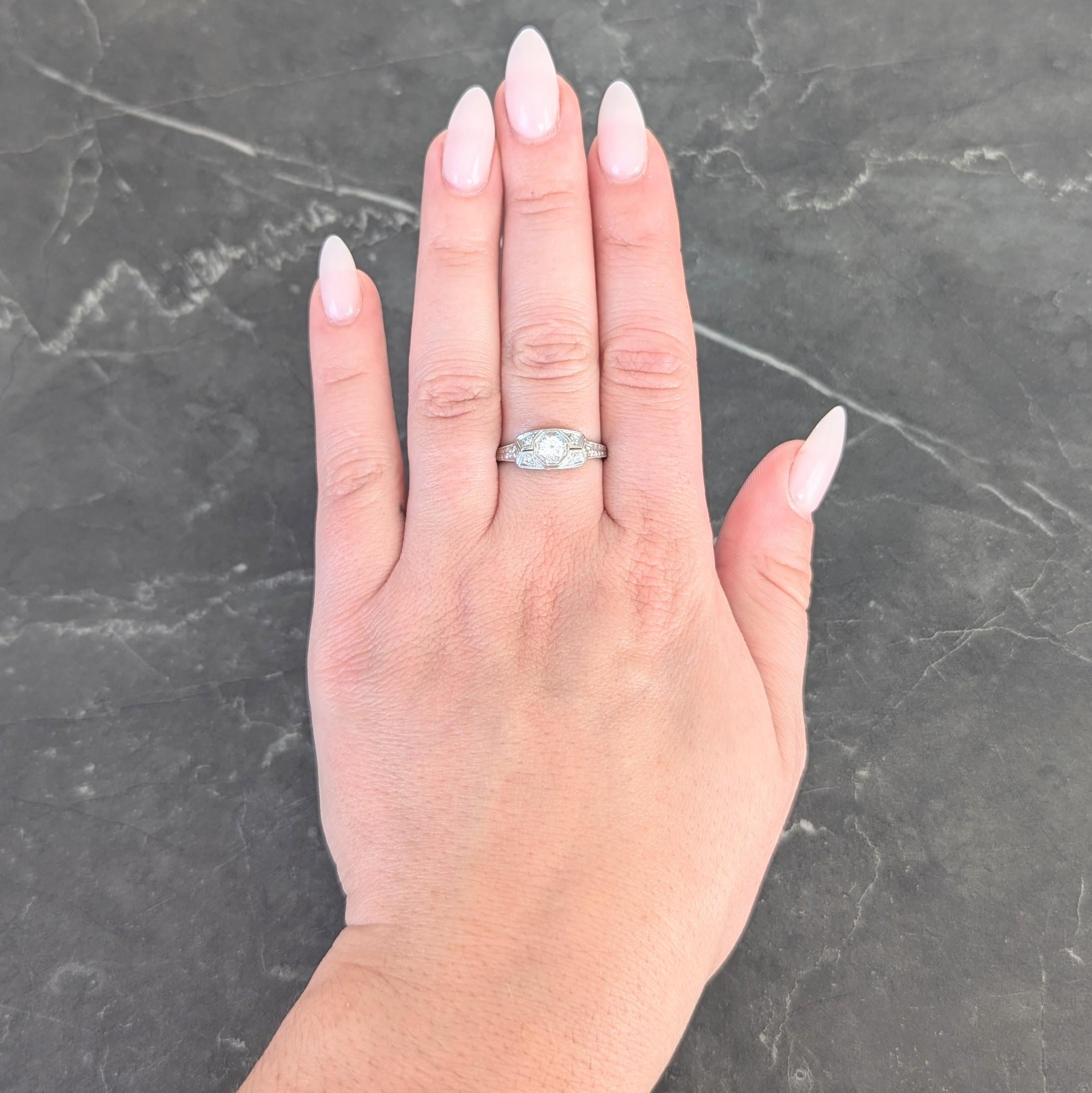 Art Deco 0,47 Karat Diamant Platin Verlobungsring mit verschnörkeltem Blattwerk, Vintage (Rundschliff) im Angebot