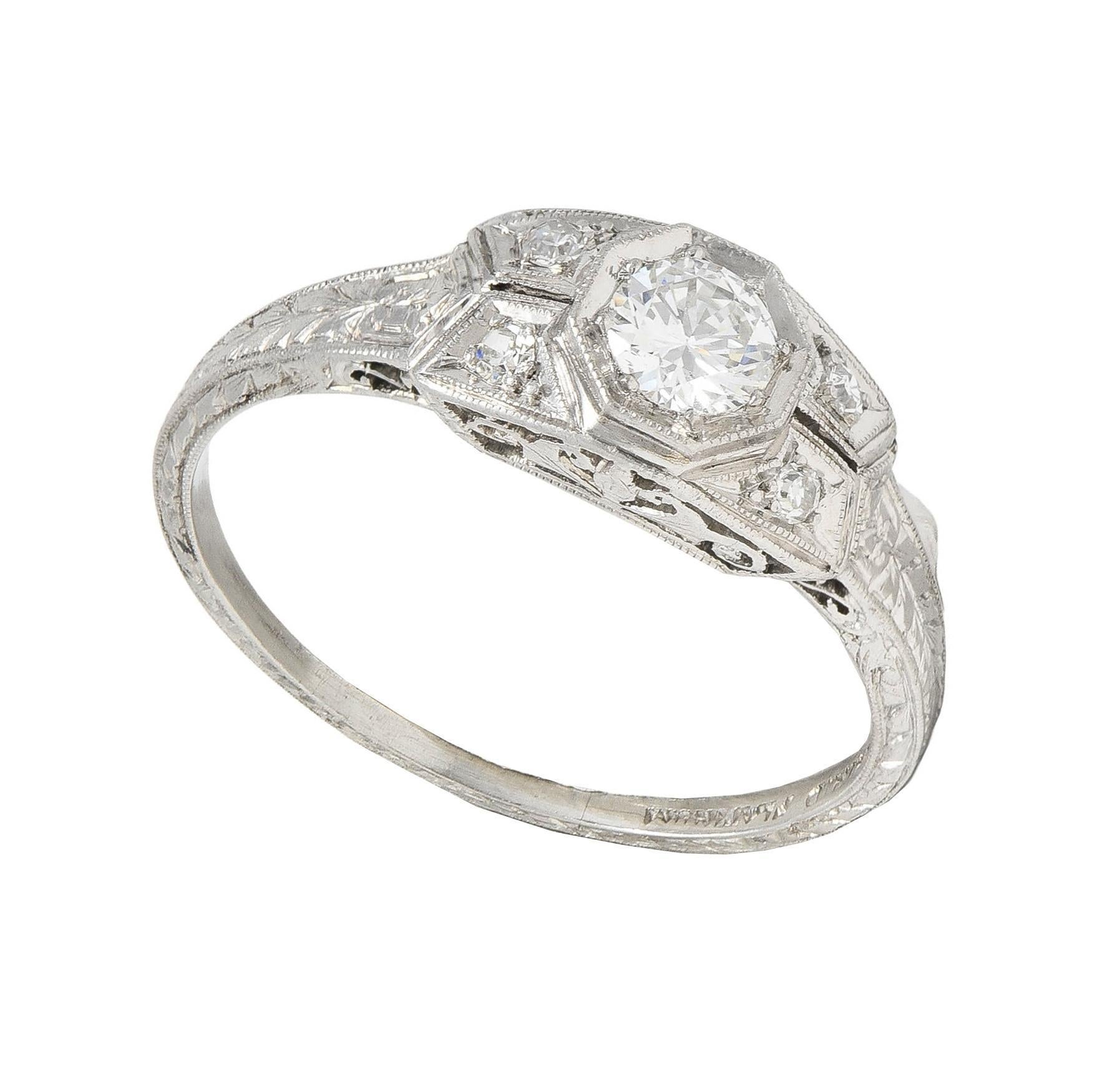 Art Deco 0,47 Karat Diamant Platin Verlobungsring mit verschnörkeltem Blattwerk, Vintage im Zustand „Hervorragend“ im Angebot in Philadelphia, PA